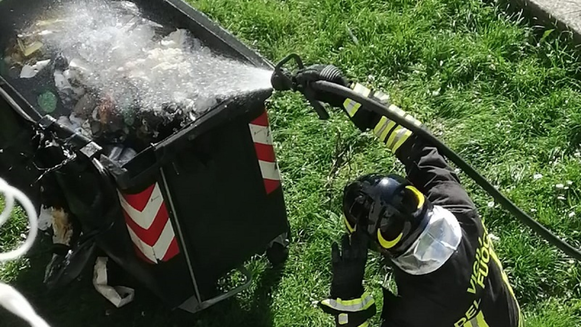 Il Coronavirus non ferma il piromane del Peep: cassonetto in fiamme