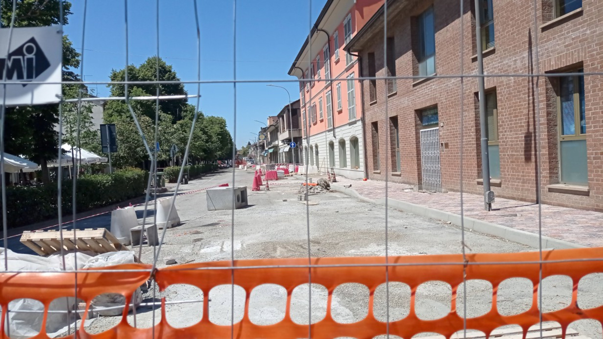 Castello, polemica sui lavori lumaca in viale Amendola. "Ristori per i commercianti"