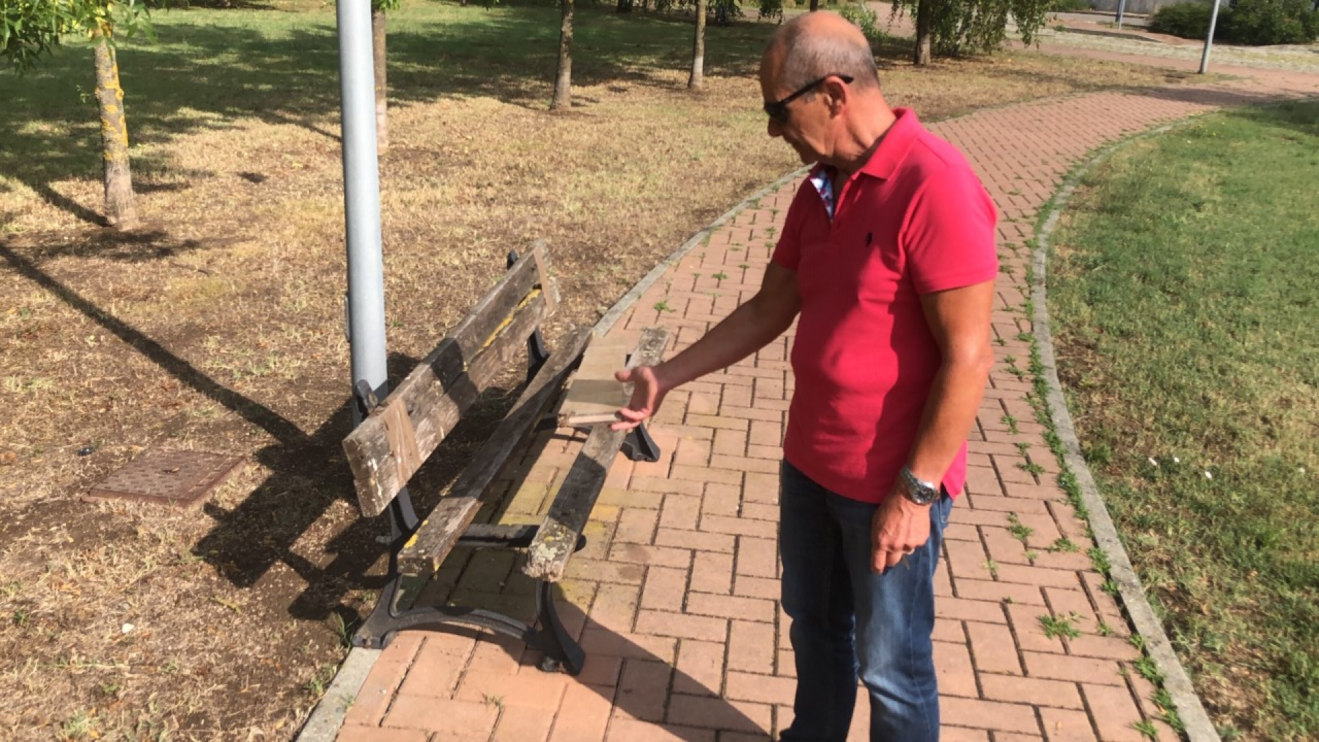 "Panchine e mattonelle rotte nel giardino di Ivaccari": protestano i residenti