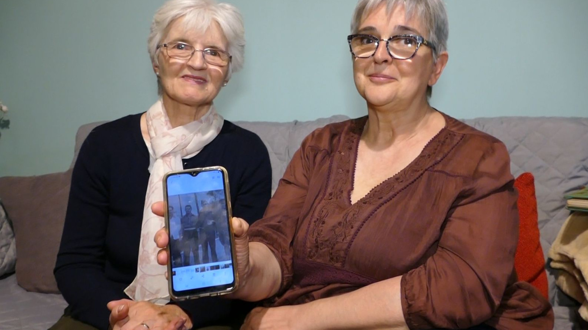 Figlie dello stesso padre ma non lo sapevano. Due sorelle si conoscono e abbracciano