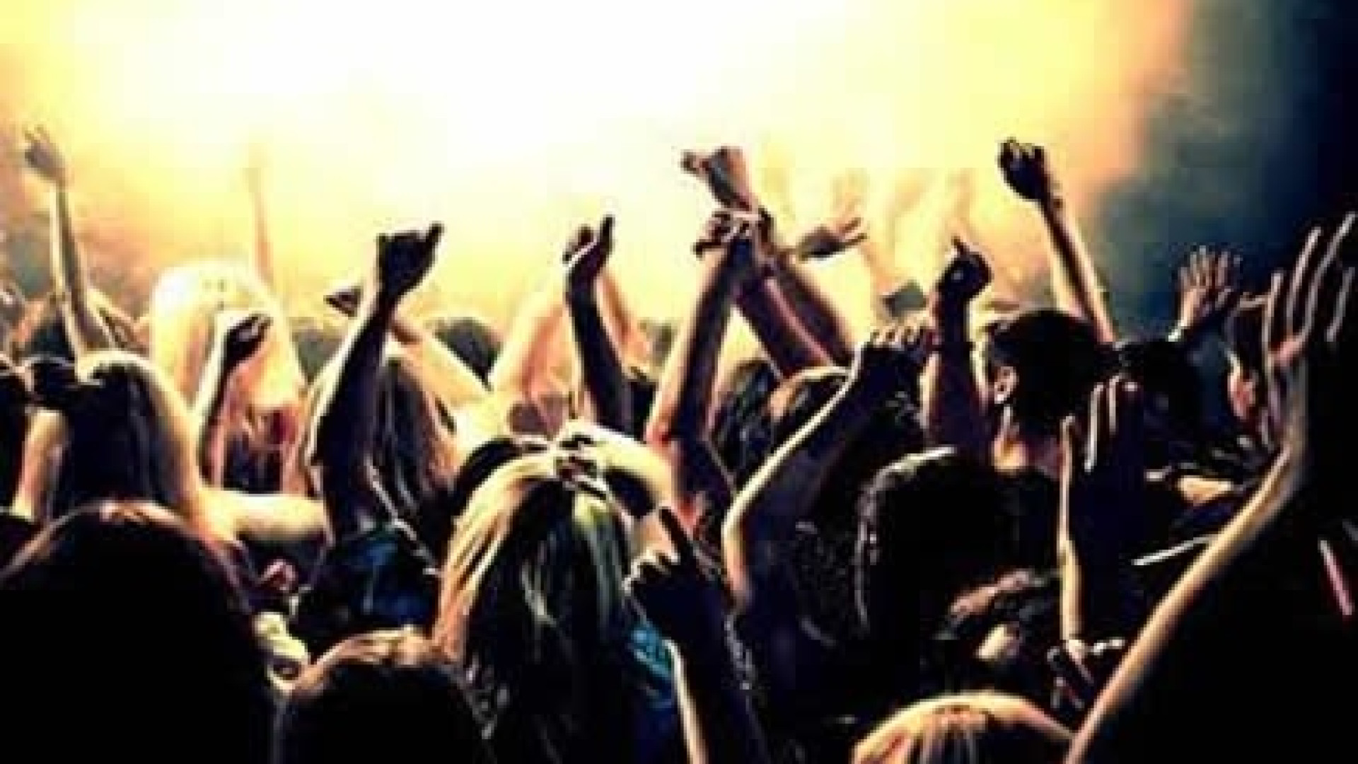 Agli arresti domiciliari, invita gli amici a casa per un party: i vicini insorgono