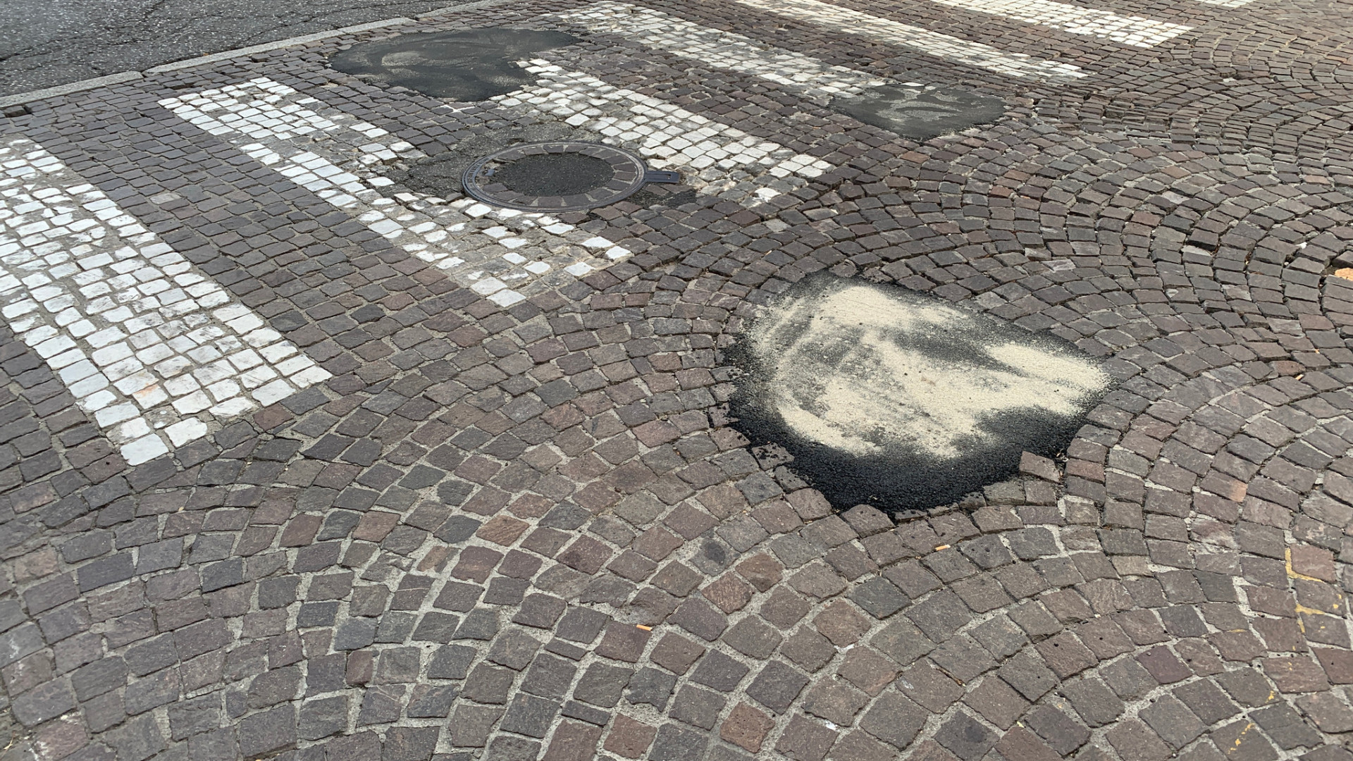 Viale Il Piacentino, porfido sistemato. Comune: "Restyling era in programma"
