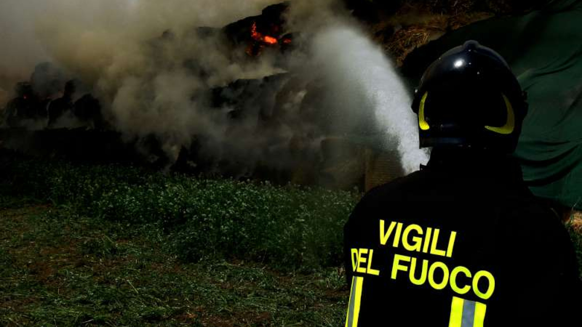 Cascina in fiamme a Montereggio, intervengono tre squadre di pompieri