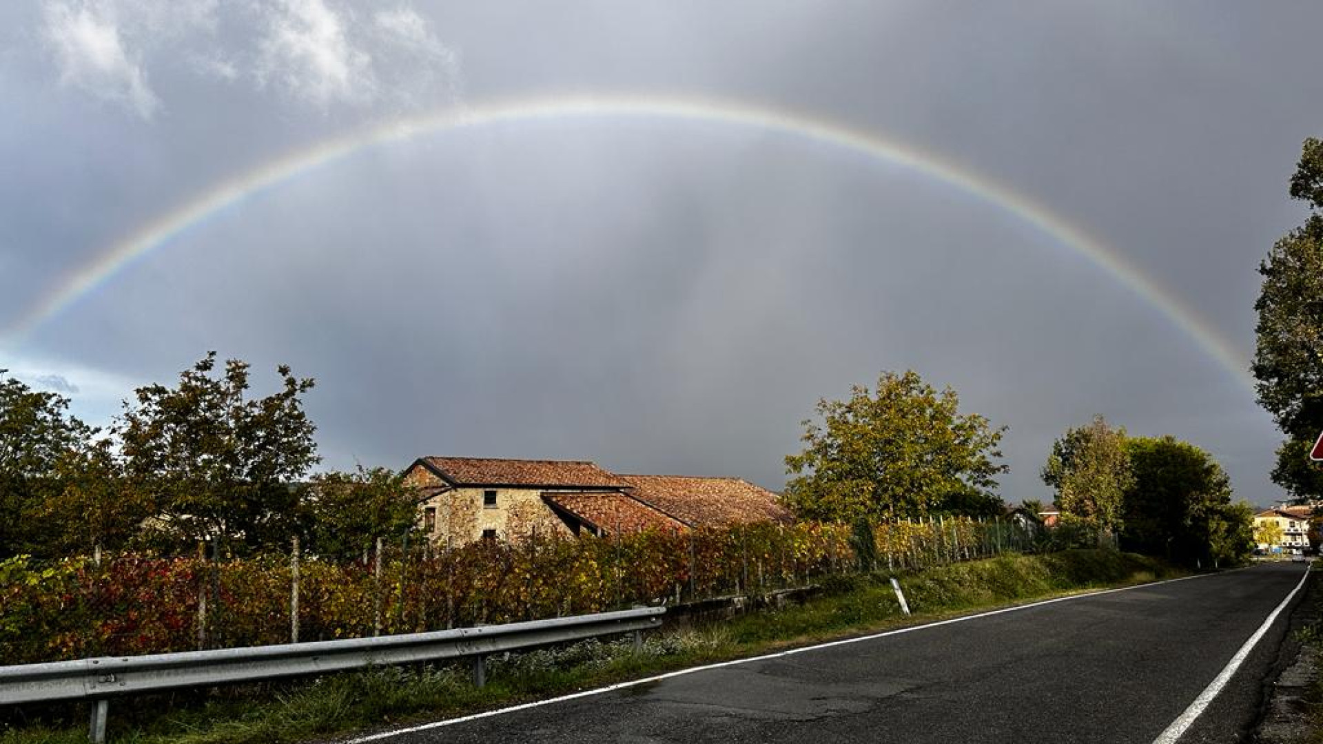 Dopo il maltempo spunta l'arcobaleno in Val Trebbia. Meteo in miglioramento