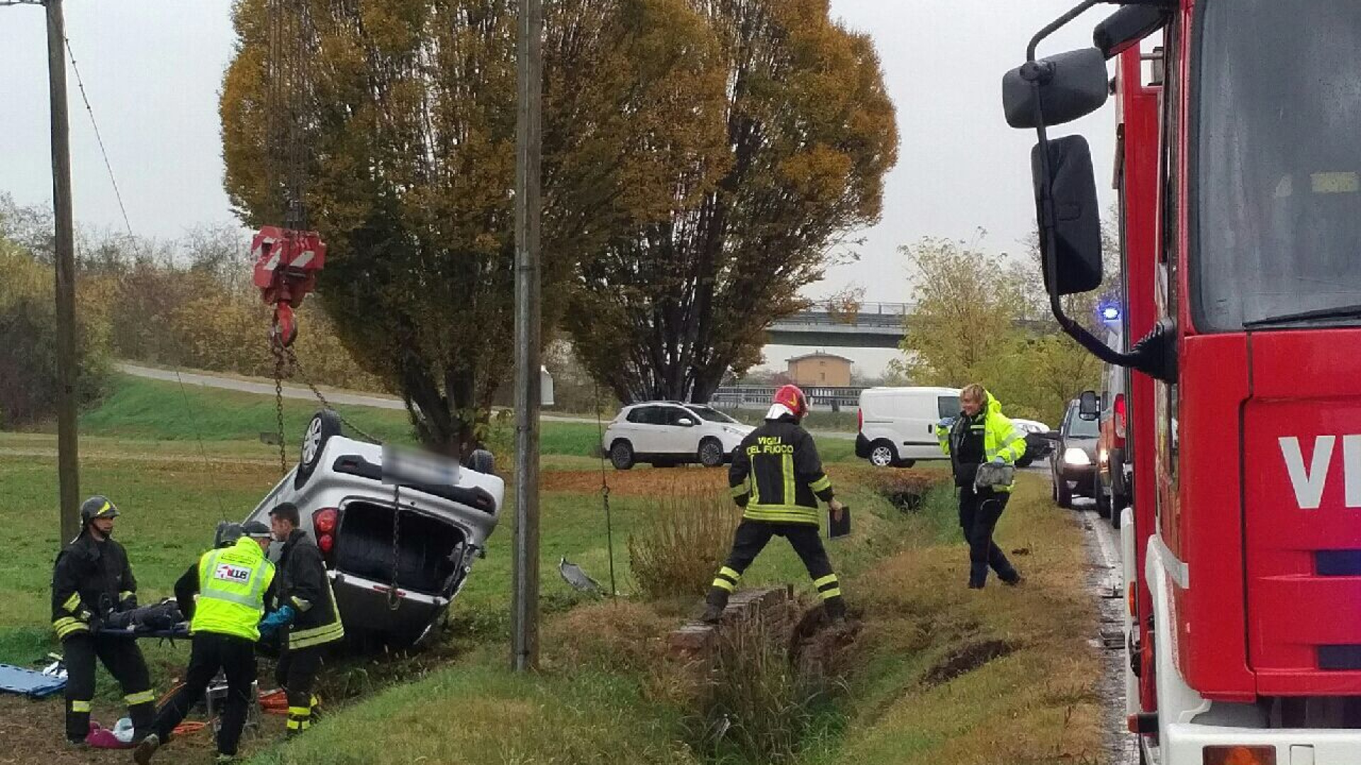 Auto sbanda, precipita in un canale e rimbalza in un campo a ruote all'aria