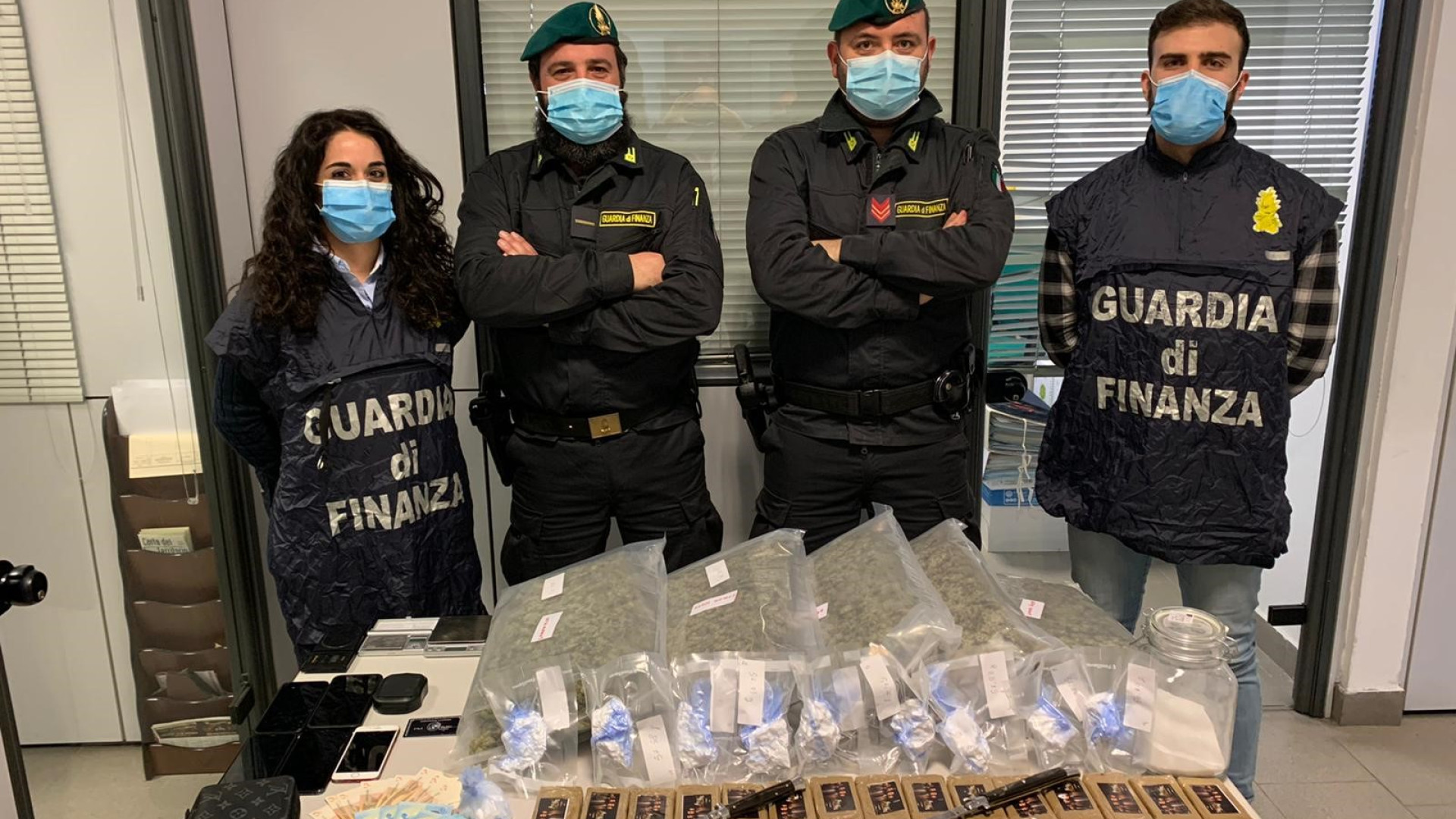 La Finanza trova nove chili di droga, armi e polvere da sparo: due arrestati