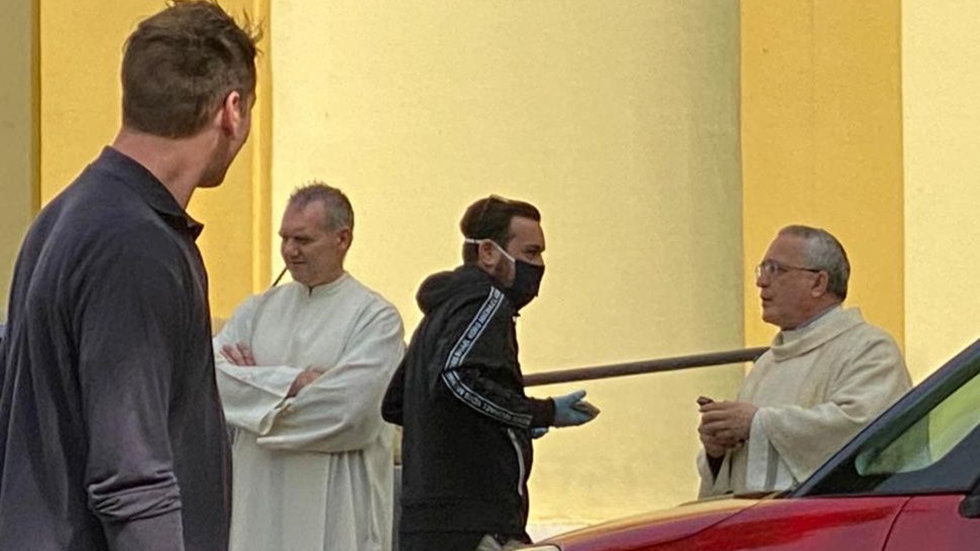 Messa con i fedeli a Borgotrebbia, don Pietro Cesena paga la multa
