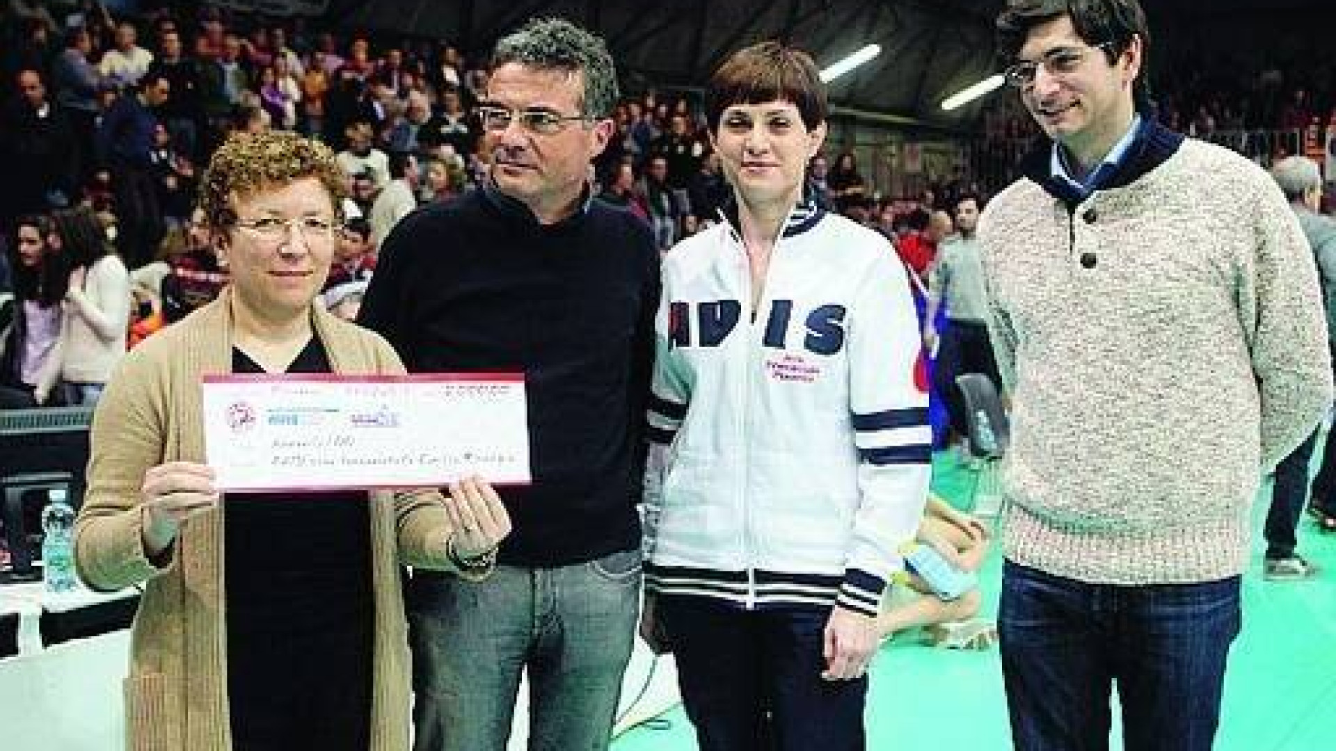 “Di qualunque squadra sei, brinda alla vita”, consegnato il contributo all'Avis