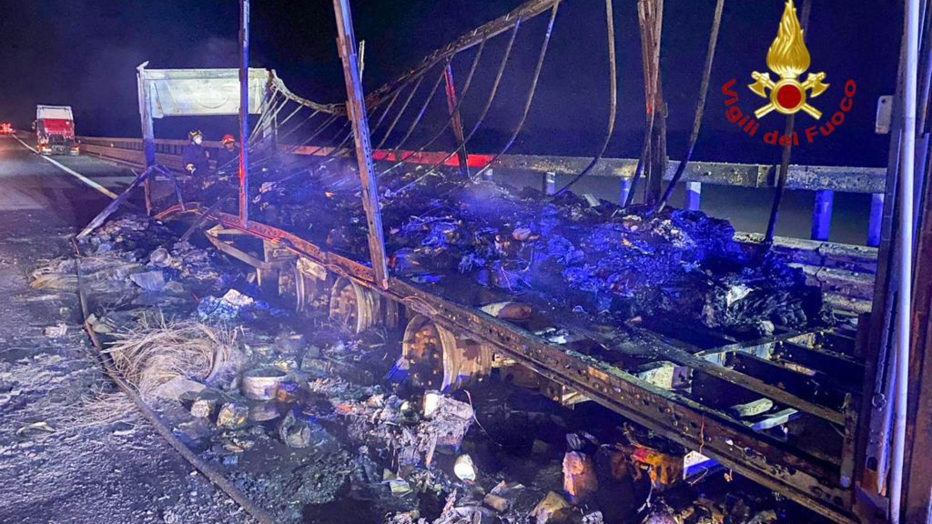 Rimorchio in fiamme nella notte sulla A21, intervengono i vigili del fuoco
