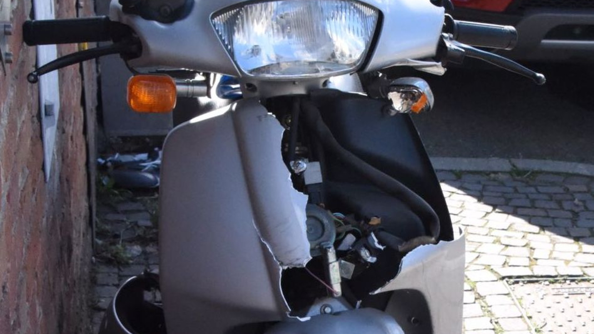 Castelvetro, auto contro scooter: un ferito