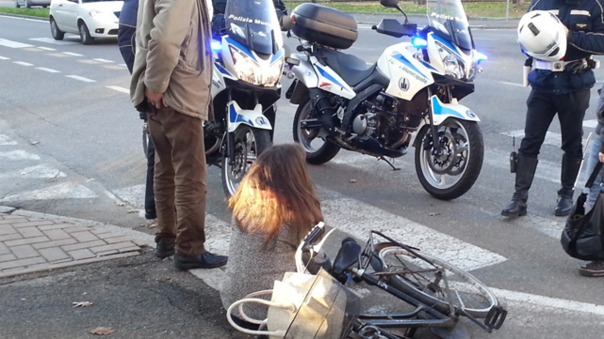 Via Manzoni: giovane investita da un'automobile, intervento del 118