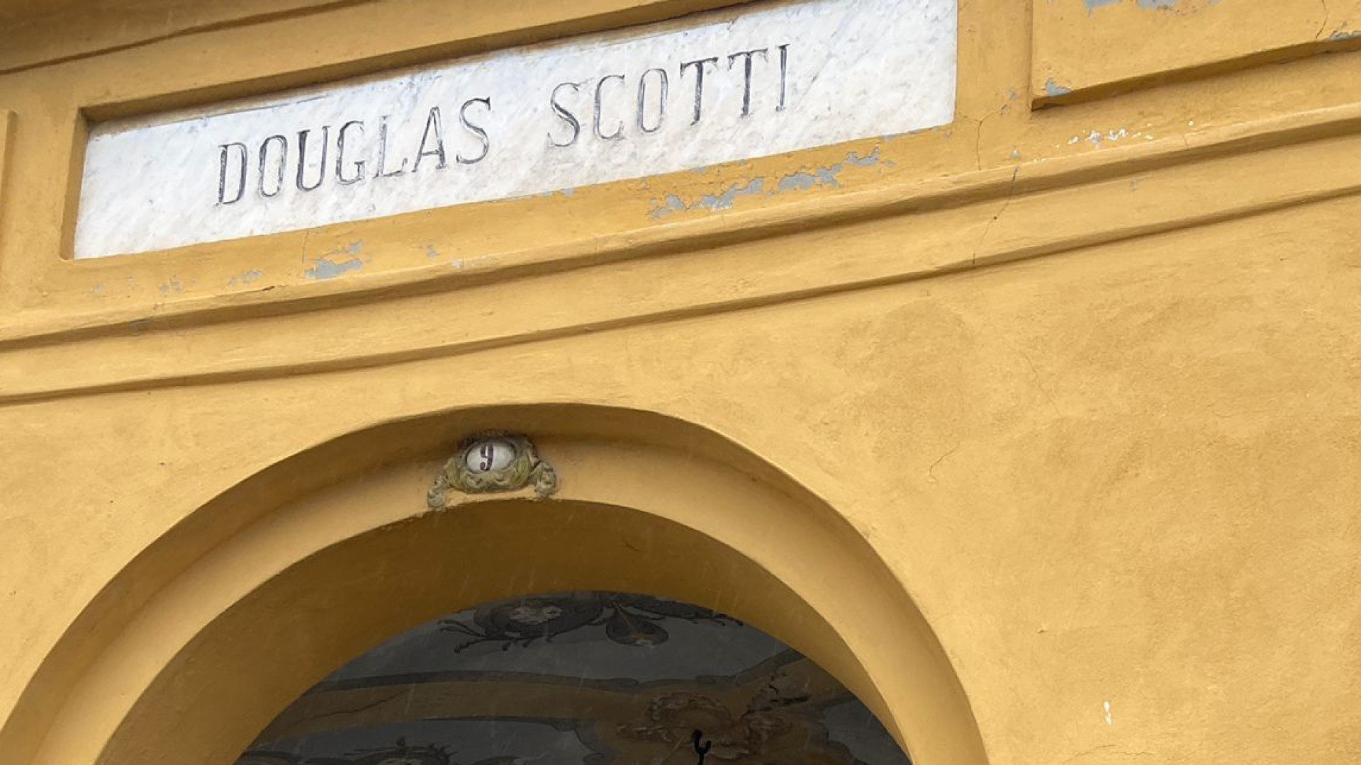 Tombe malmesse, gestori del cimitero cercano eredi: "Sulle tracce dei Douglas Scotti"
