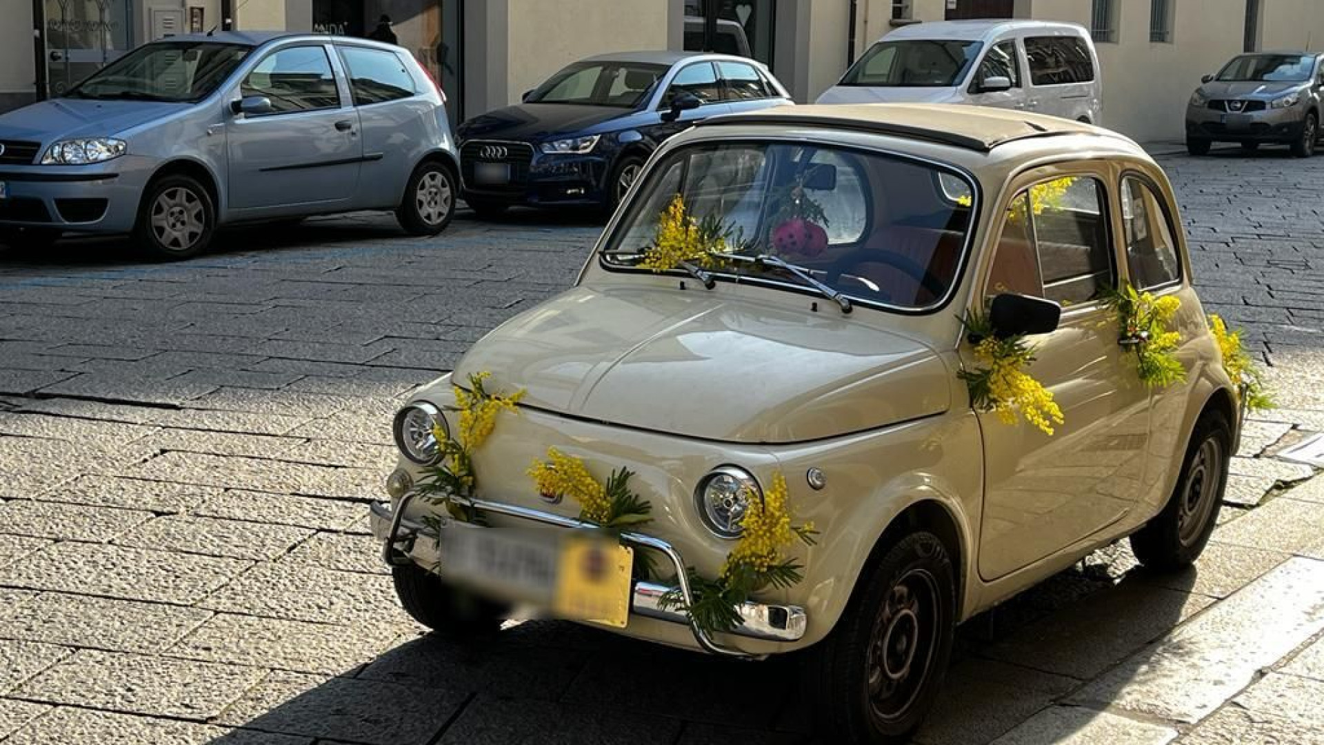 Addobba una 500 con le mimose: l'omaggio di uno sconosciuto per l'8 marzo