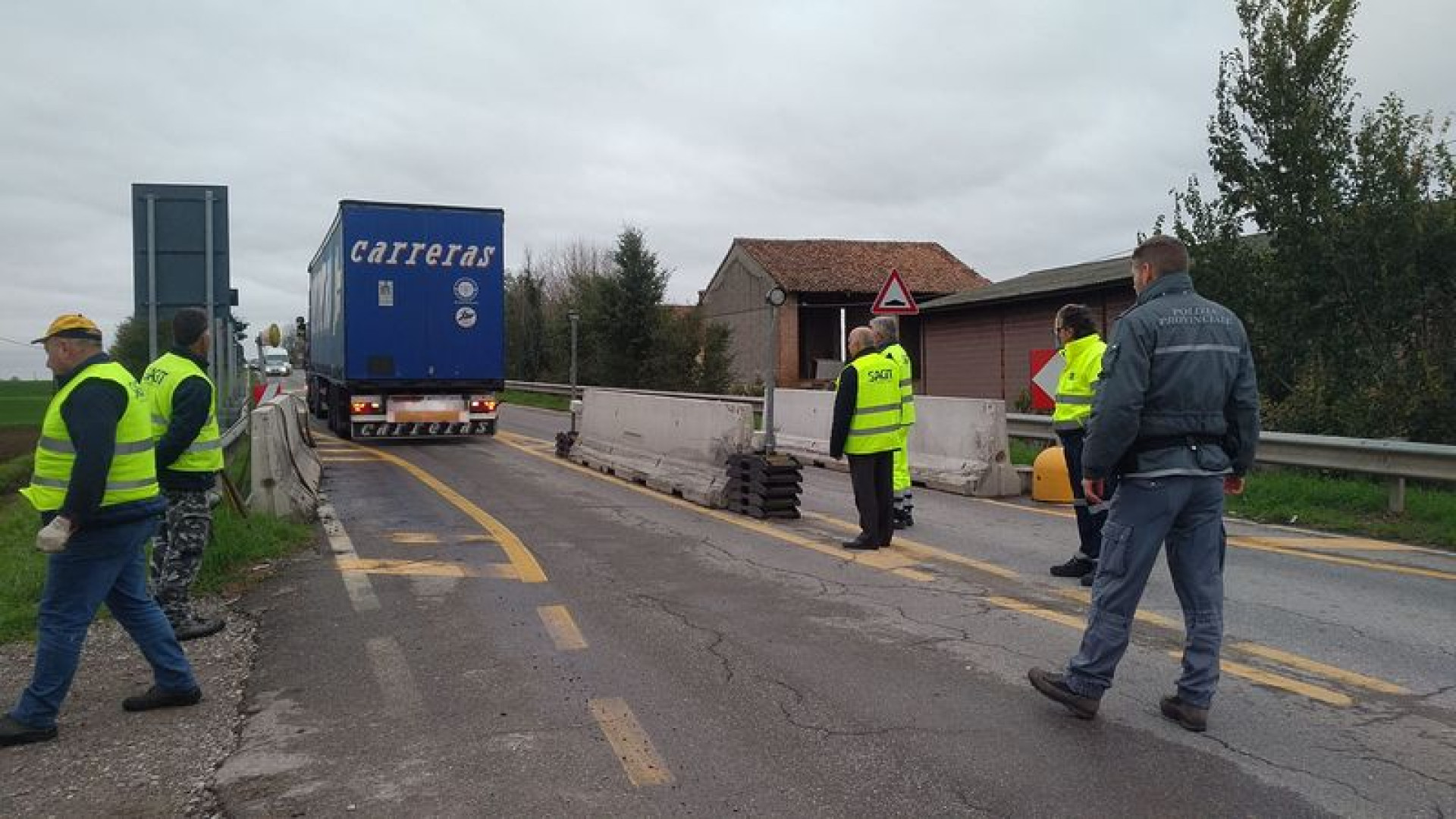 Ponte di Pievetta, un altro camion incastrato tra i blocchi di cemento