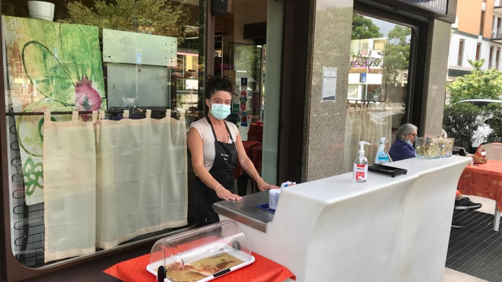 Il primo caffè dopo la quarantena non si scorda mai, clienti: "Finalmente i bar hanno riaperto"