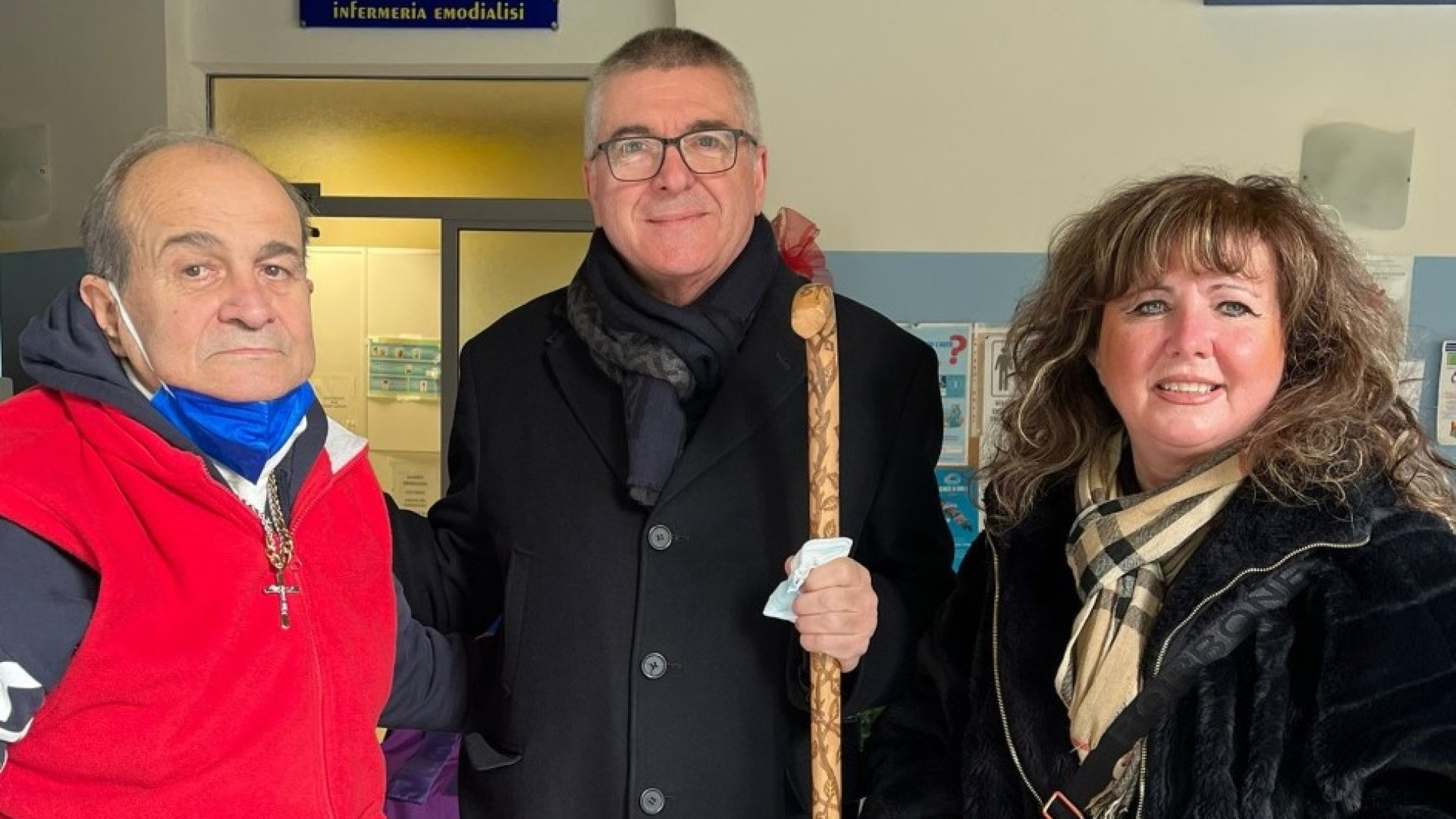 Un bastone del "pastore" intagliato nel legno: il regalo di Luigi Soressi al vescovo