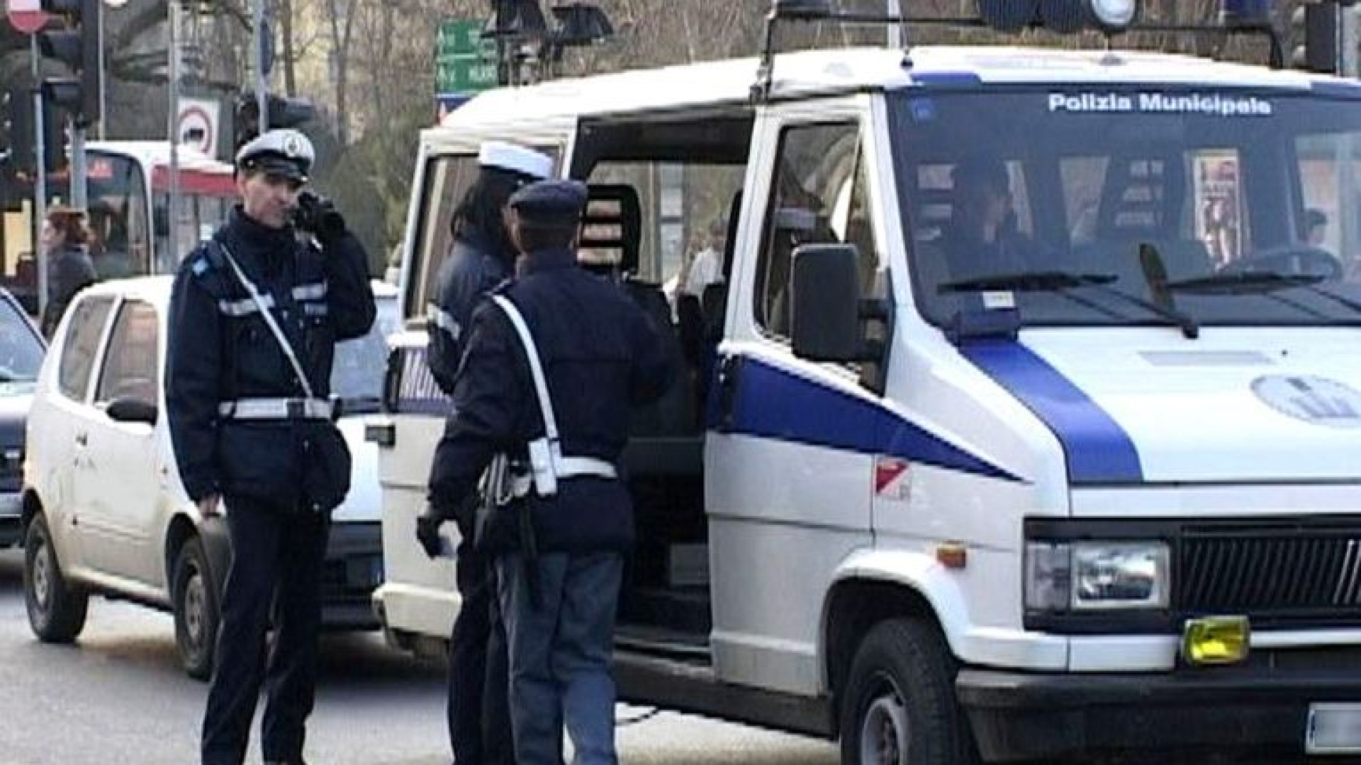 Guida senza patente un'auto senza assicurazione e sequestrata: denunciato