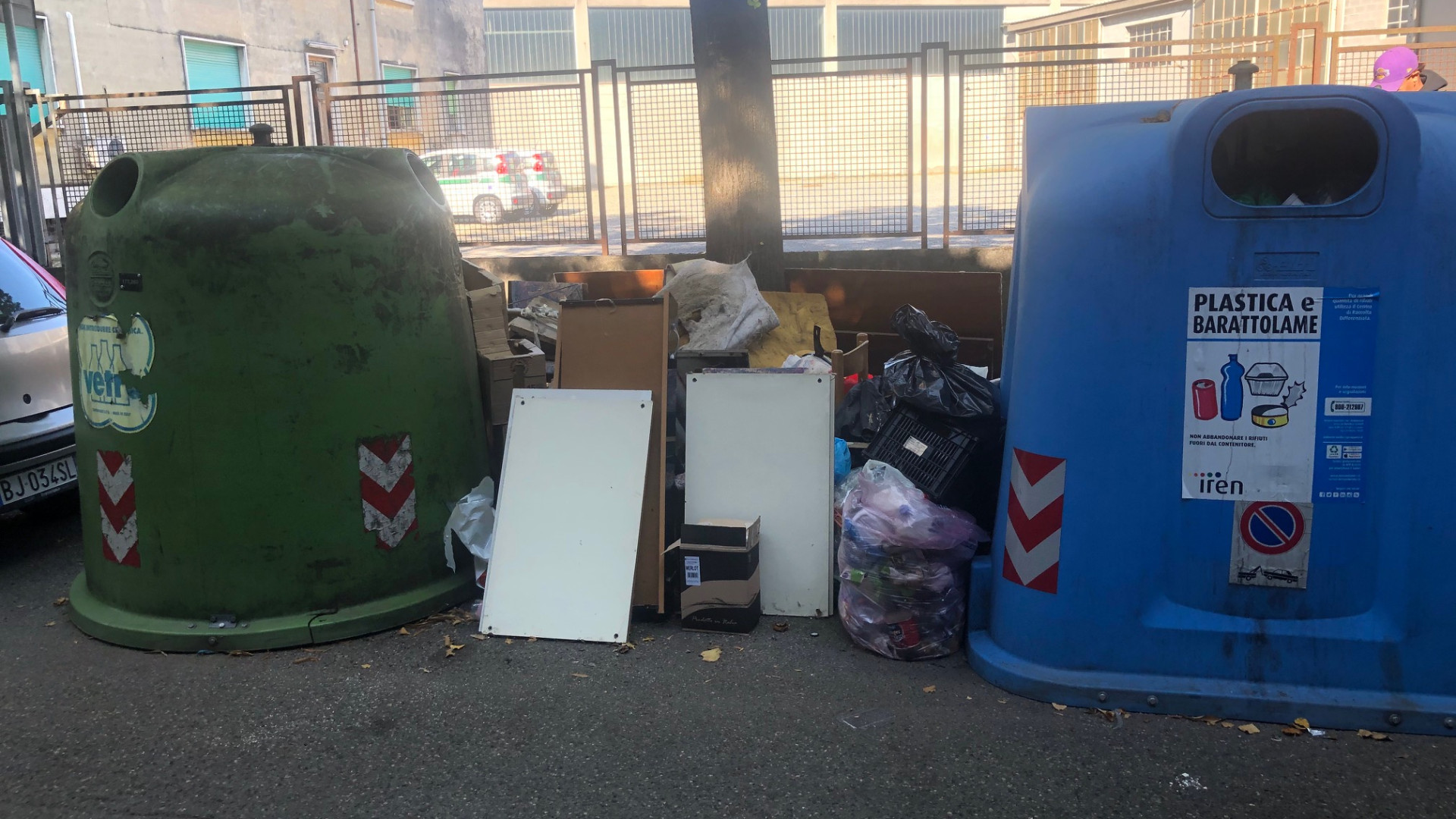 Discarica abusiva in via Pennazzi: "Mobili e sedie, serve una fototrappola"