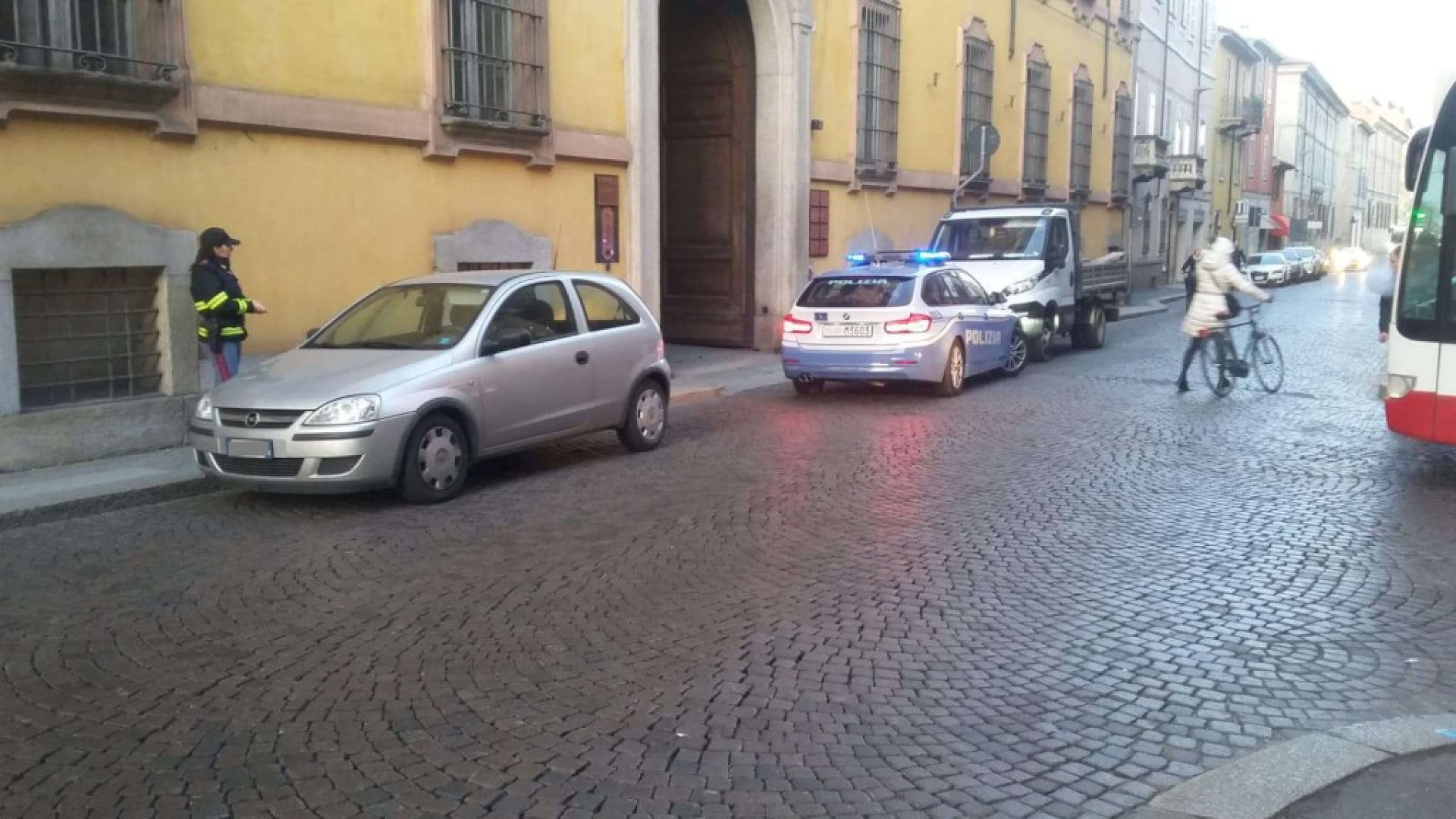Due veicoli bloccano la via, coda di 15 pullman fermi in via San Bartolomeo