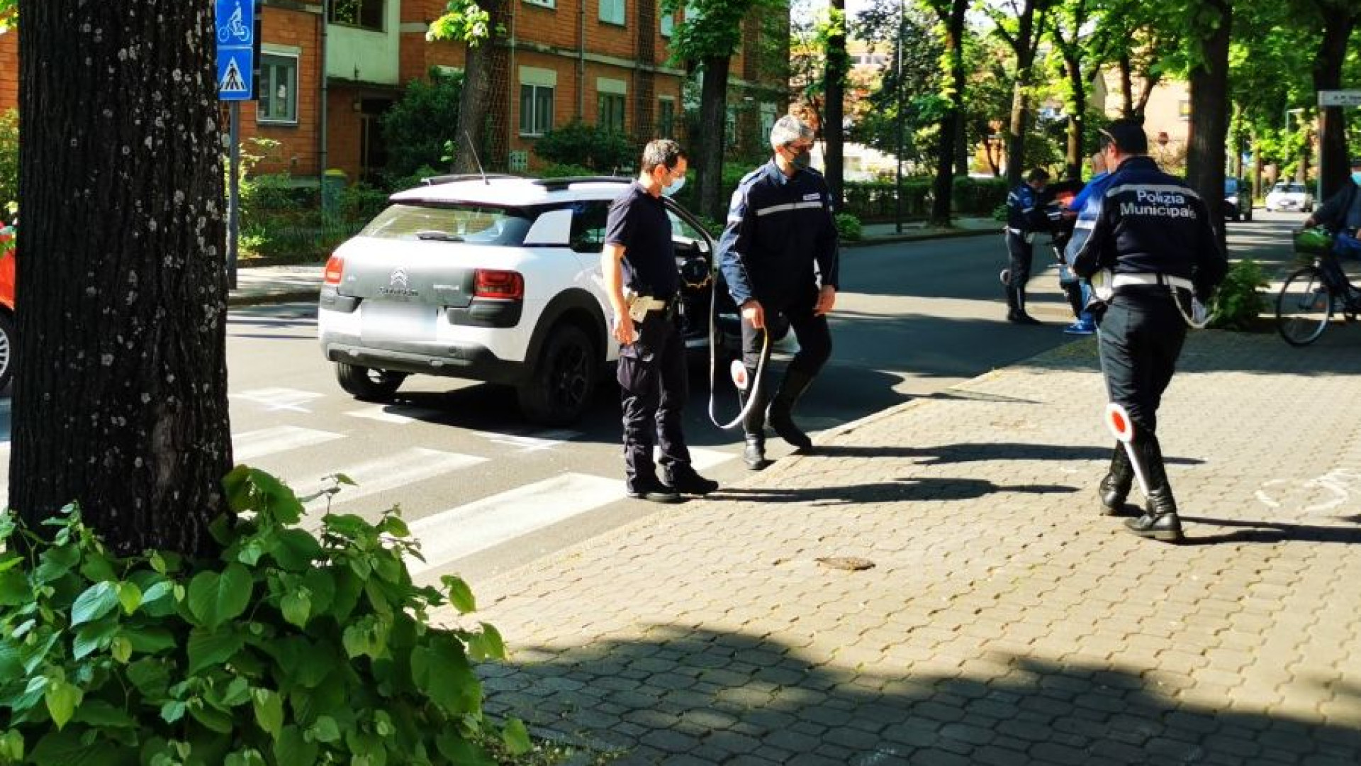 Auto travolge una ciclista in via Damiani: soccorsa e trasportata in ospedale