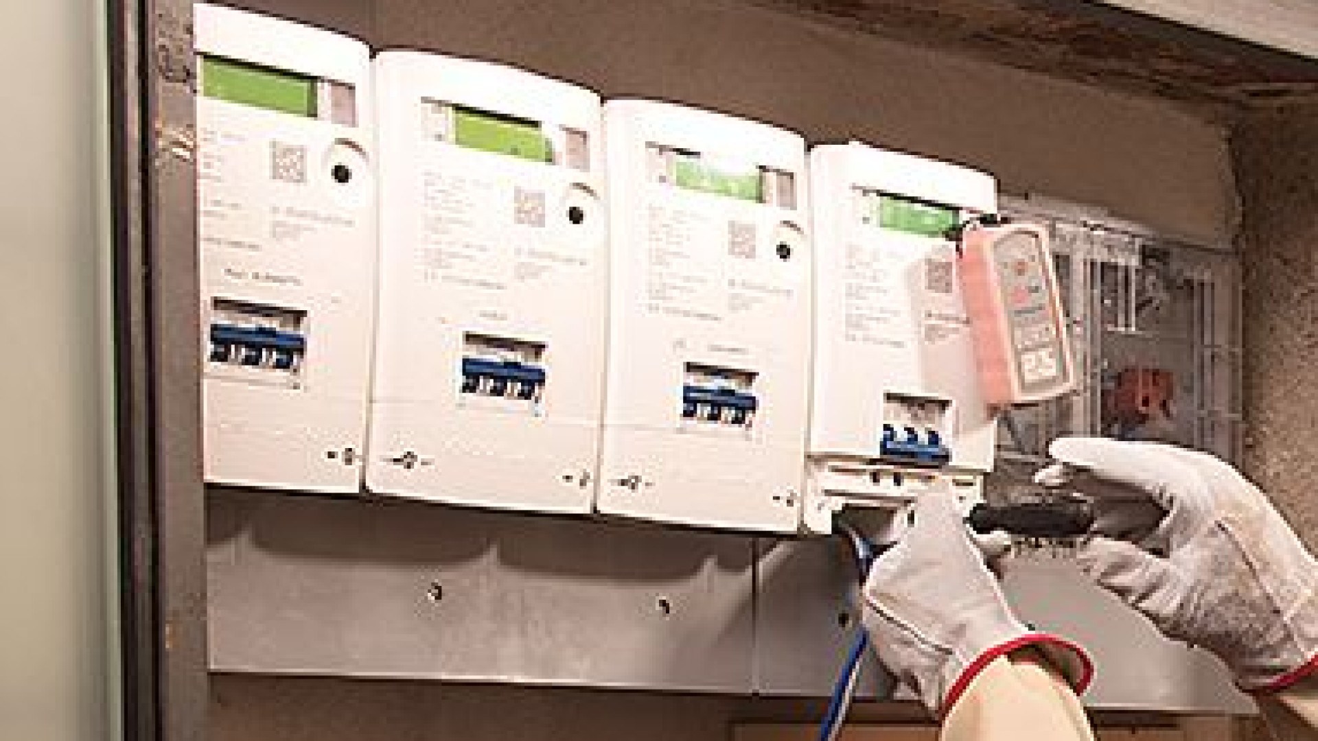 Svariati contratti di energia elettrica intestati al marito defunto. Denunciati tre procacciatori