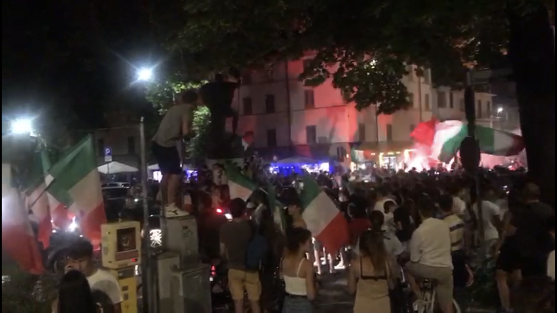Anche Piacenza esplode di felicità per gli Azzurri. Caroselli lungo le strade