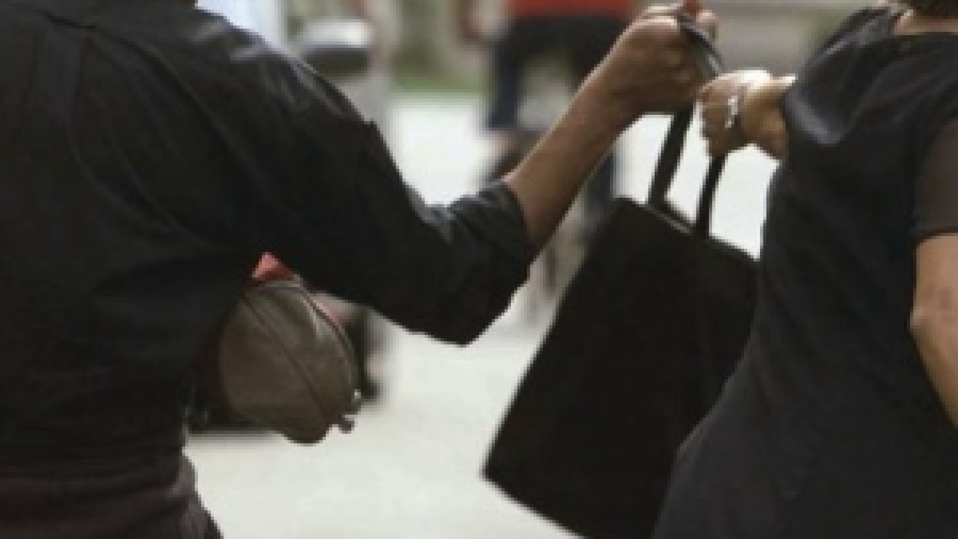 Scippatore seriale ancora in azione. Due donne colpite ieri in città