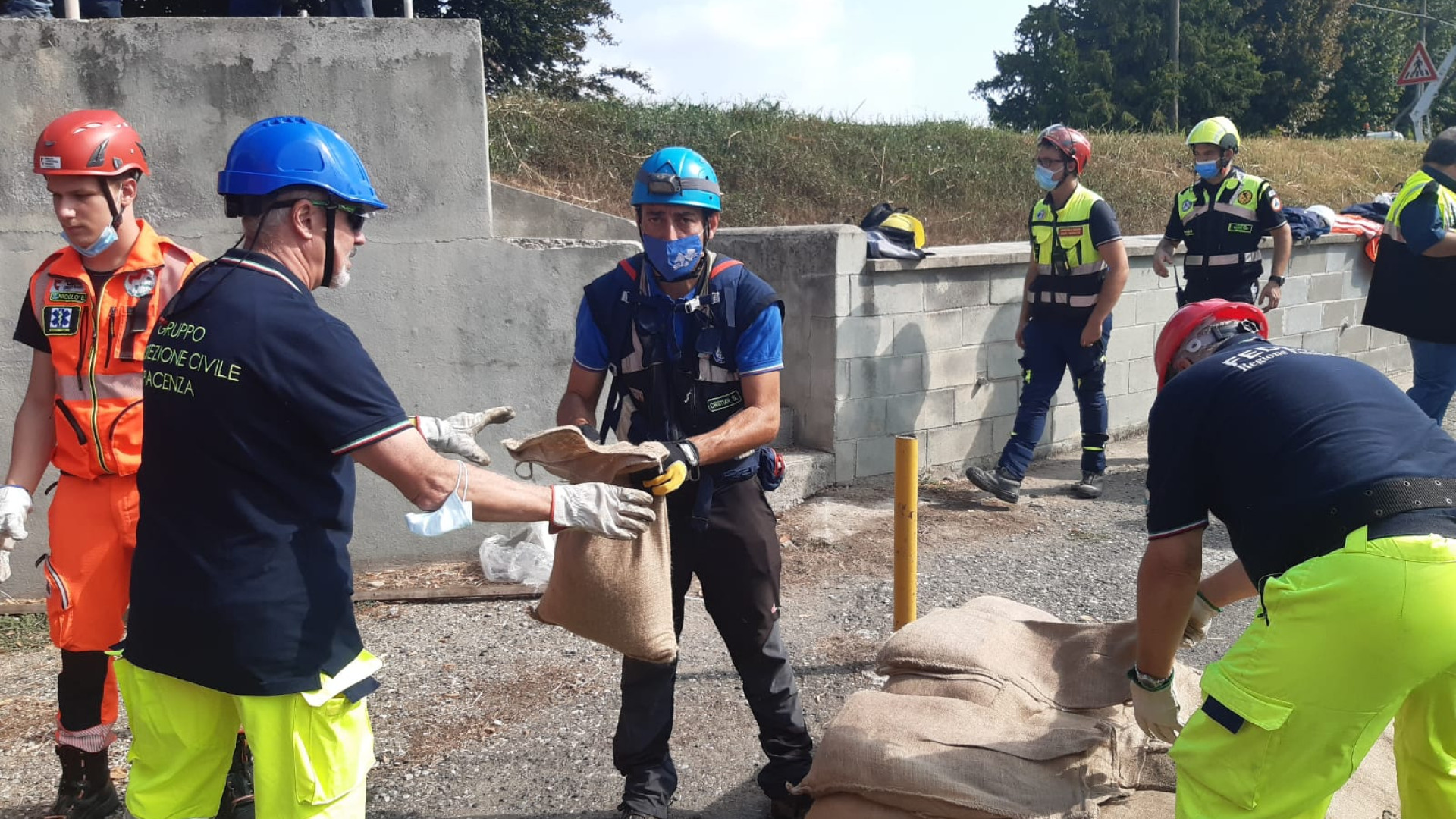 Maxi piena del Po, posizionati i "panconi": in 200 per l'esercitazione sull'argine