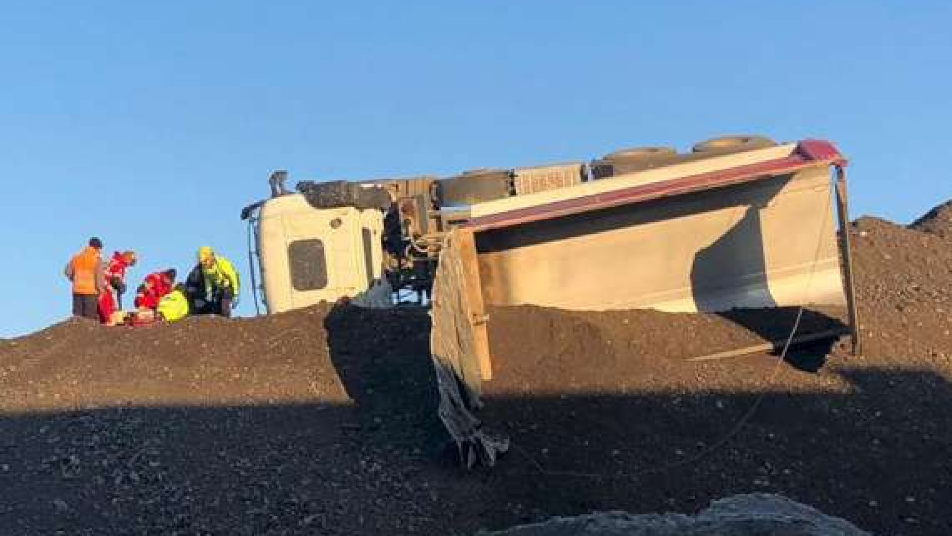 Camion si ribalta mentre scarica ghiaia: lievi ferite per l'autista