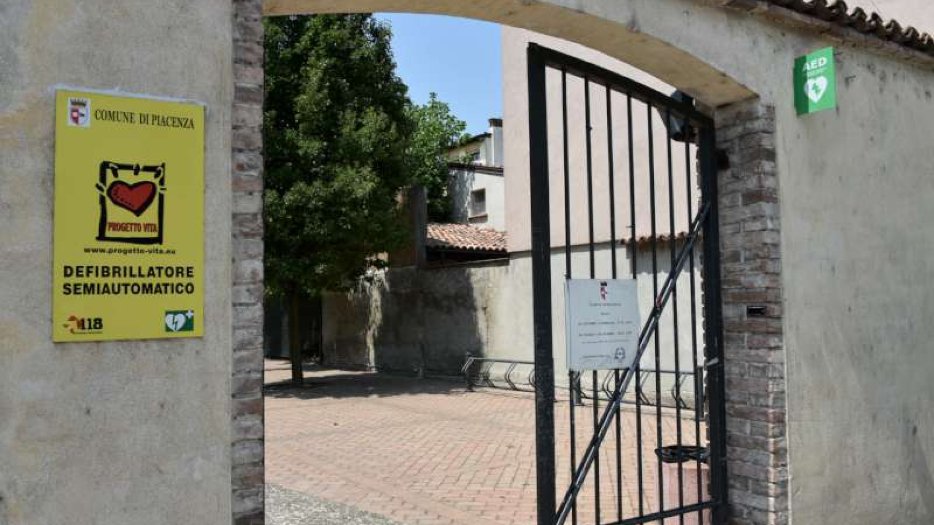 Orti di via Degani, i residenti chiedono più sorveglianza: "Girano bande e droga"