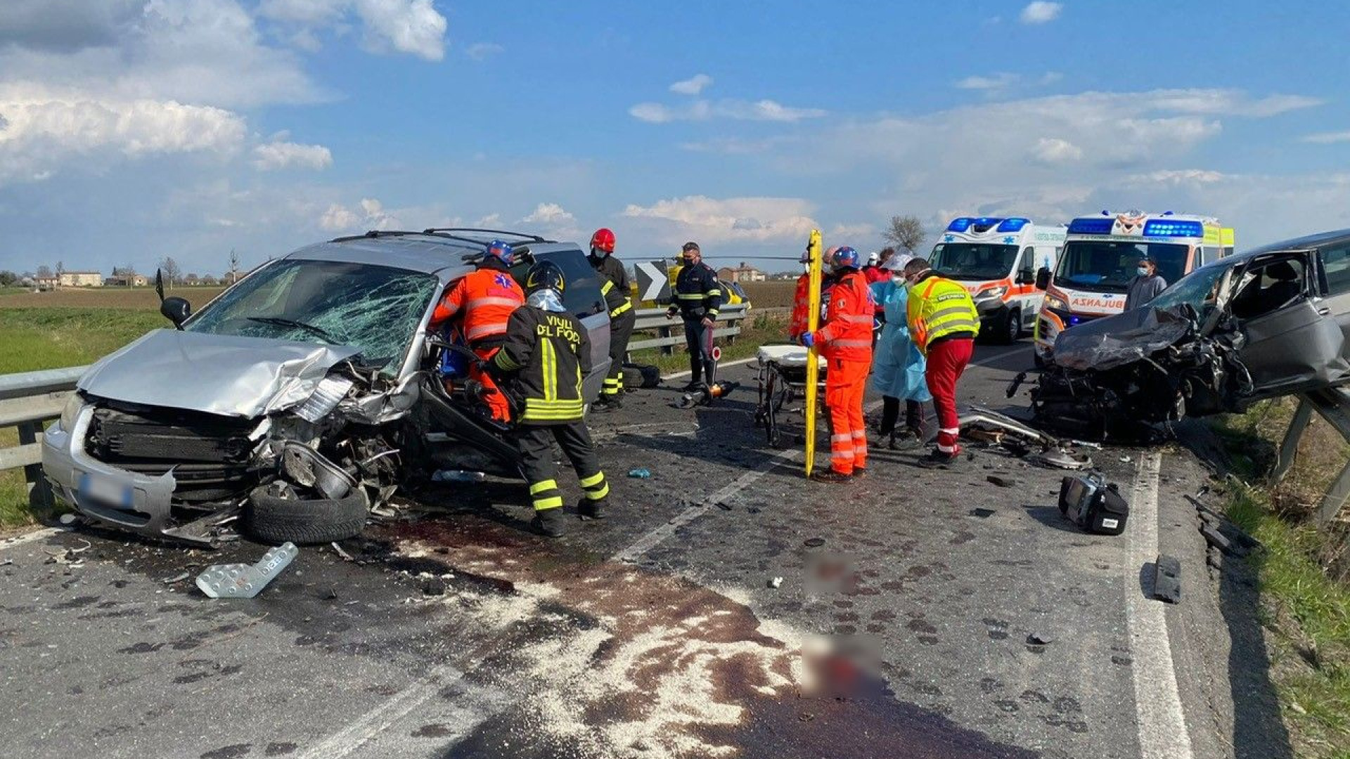 Spaventoso frontale lungo la provinciale per Cortemaggiore: tre feriti
