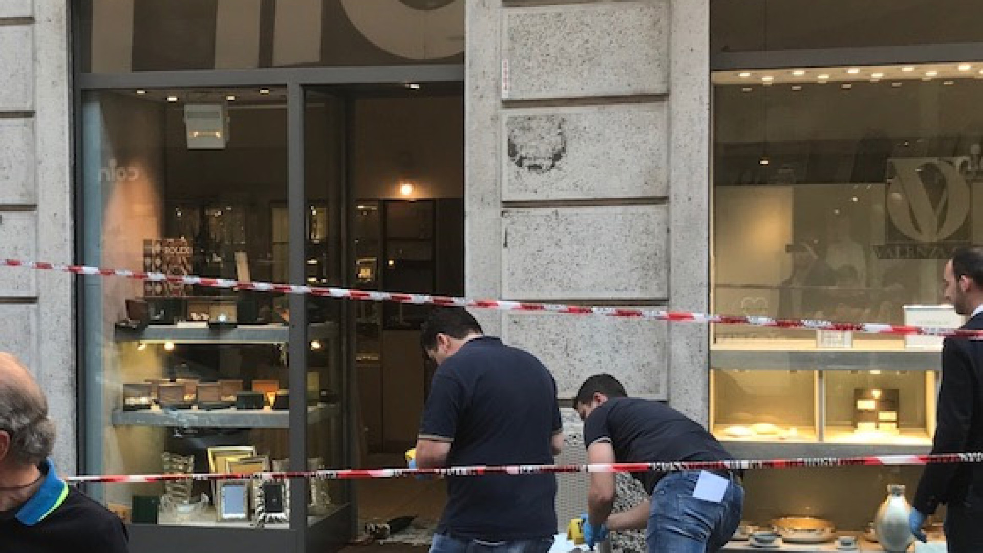 Colpo a Valenza Oro, uno dei due rapinatori patteggia: 3 anni e 4 mesi