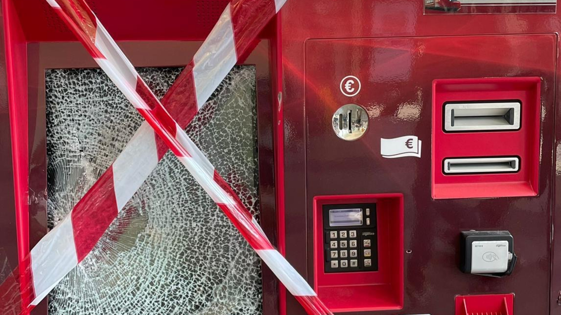 Vandalo in azione nella stazione dei treni, quattro macchinette distrutte