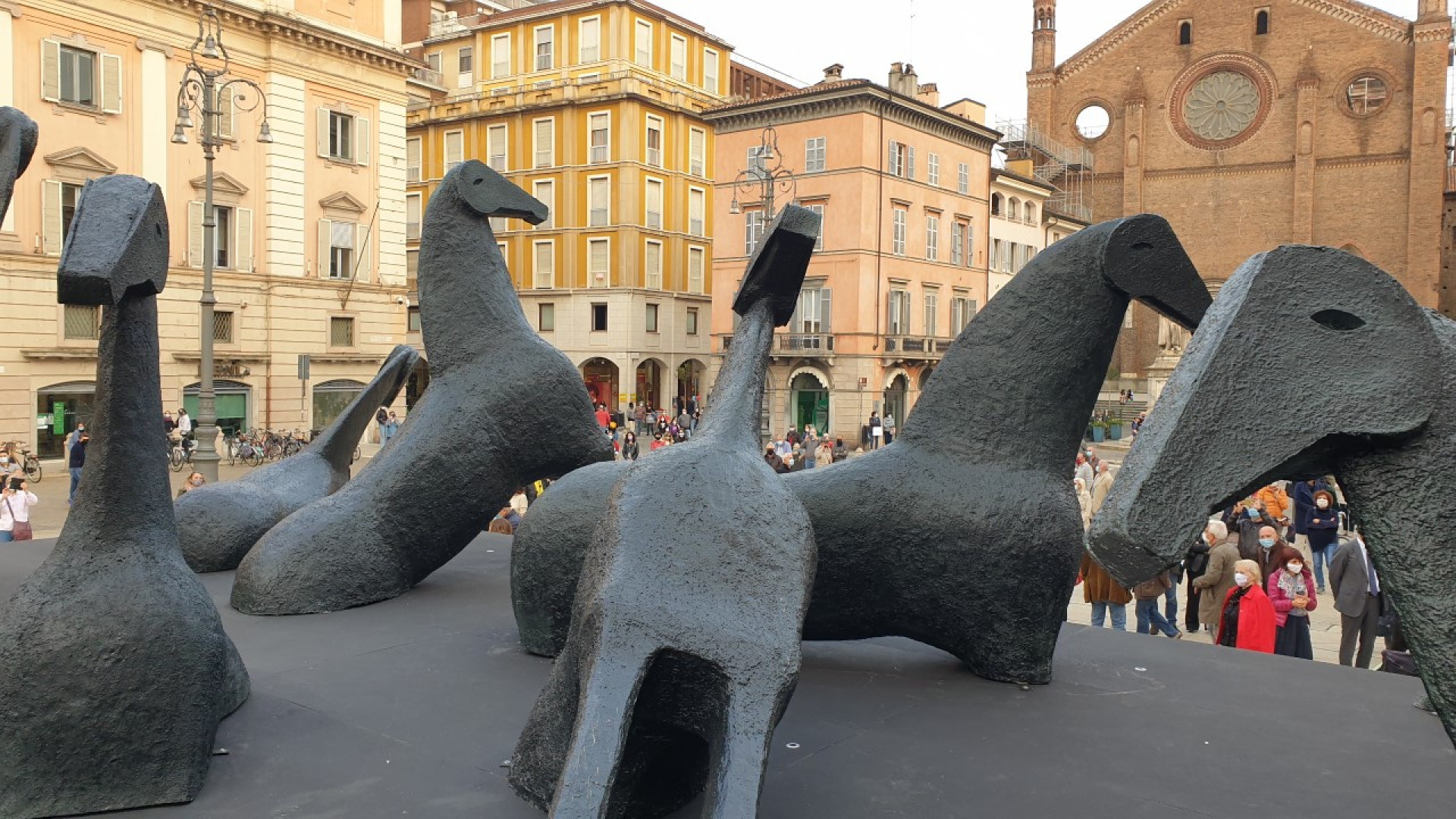 I cavalli di Paladino si "svelano" alla città. L'artista: "Un messaggio di coraggio e rinascita"