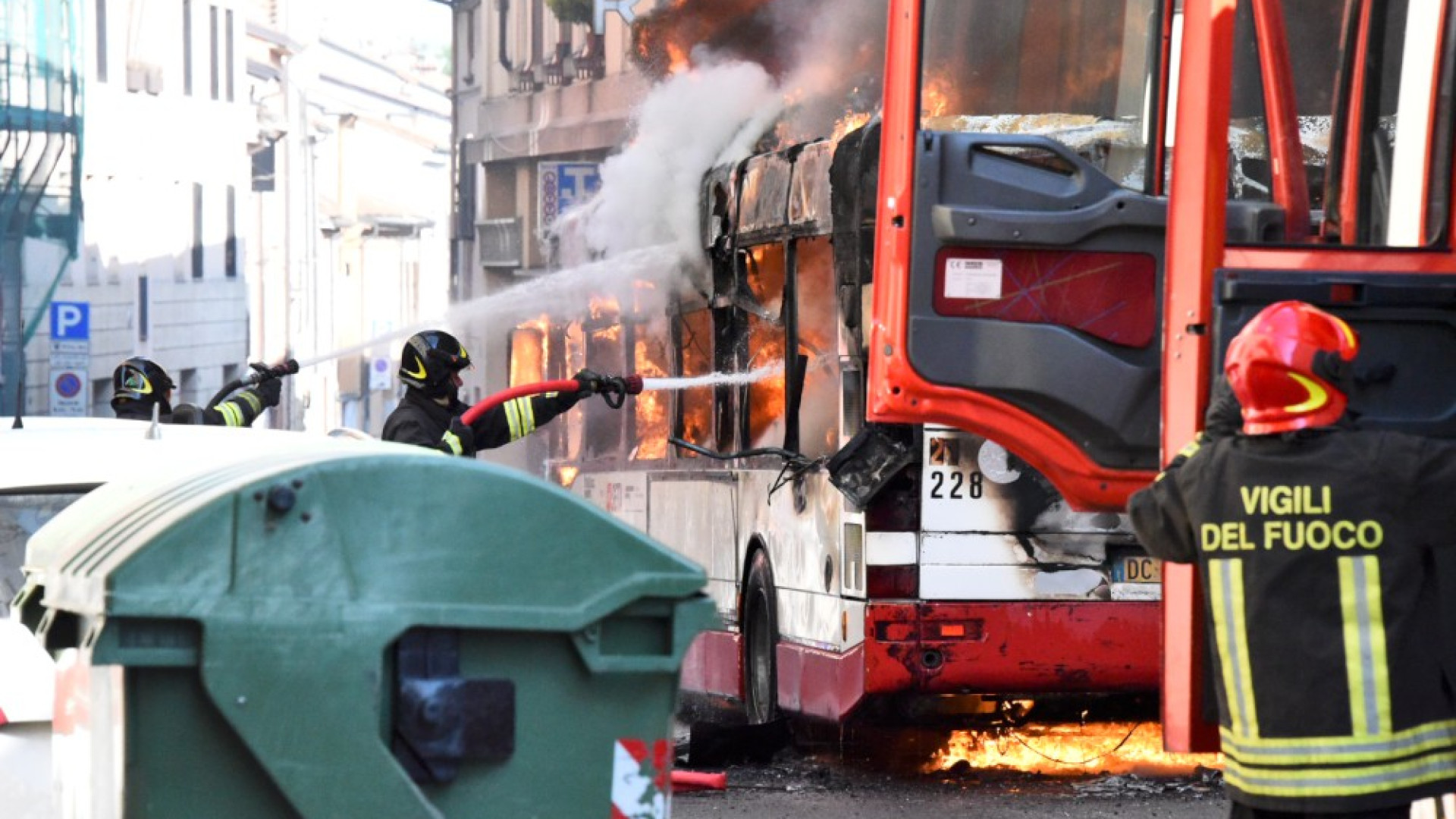 Bus incendiato in via Borghetto: dieci richieste di risarcimento