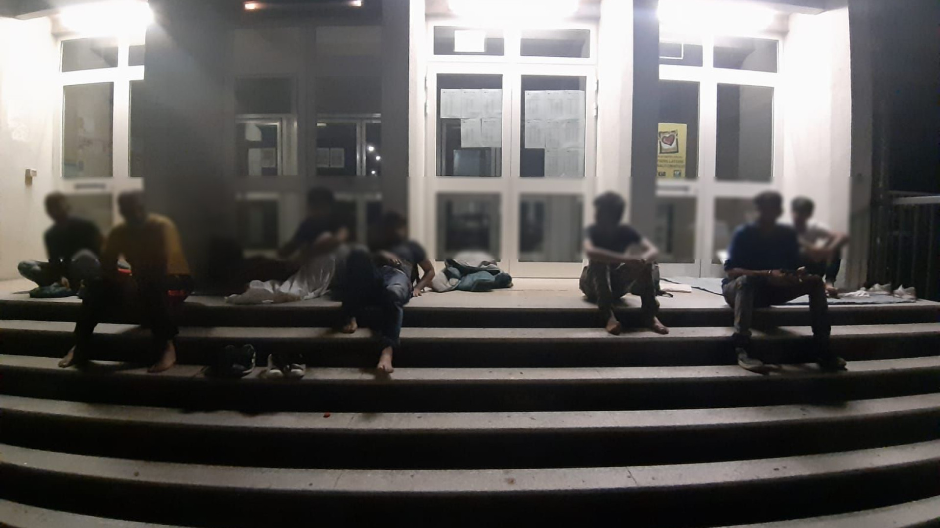 Emergenza stranieri: sacchi a pelo davanti alla questura e all'ingresso del liceo