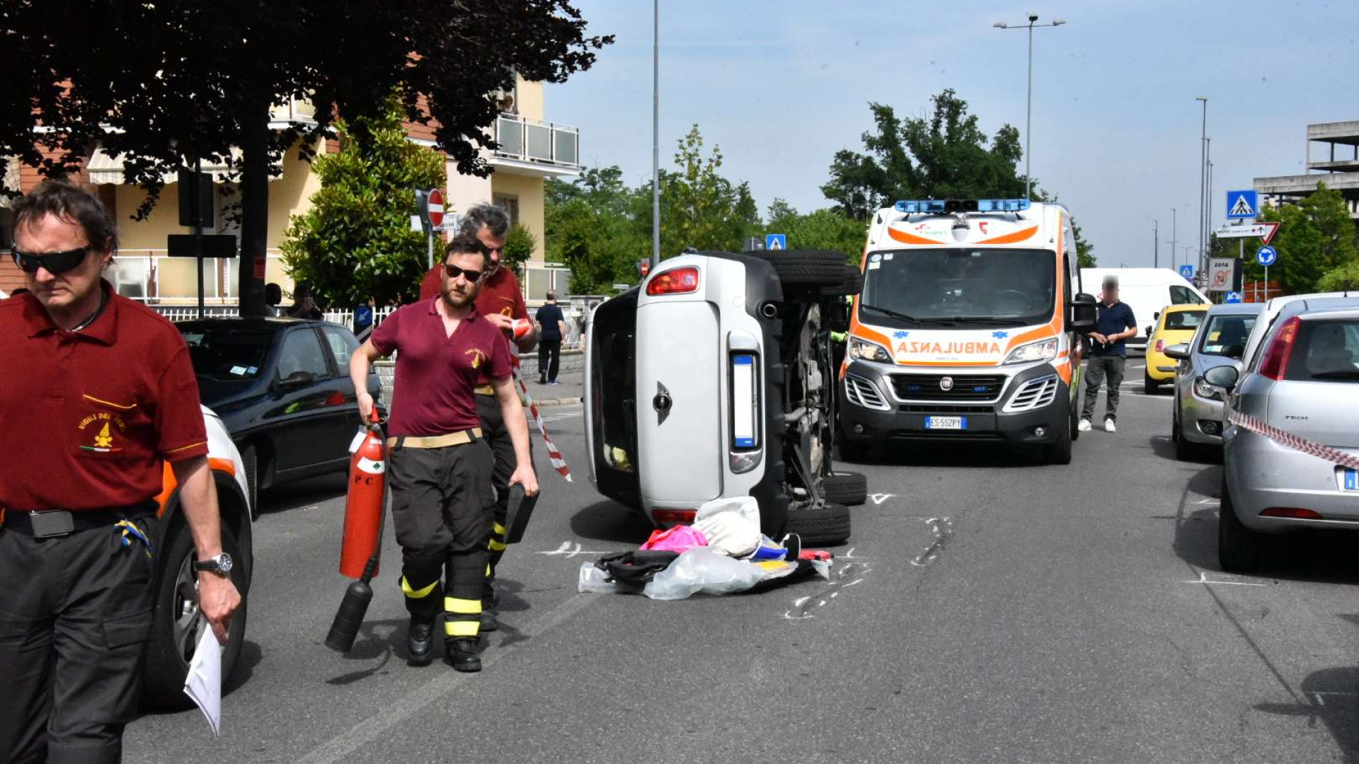 Spettacolare scontro in via Gorra, auto ribaltata su un fianco. Nessun ferito