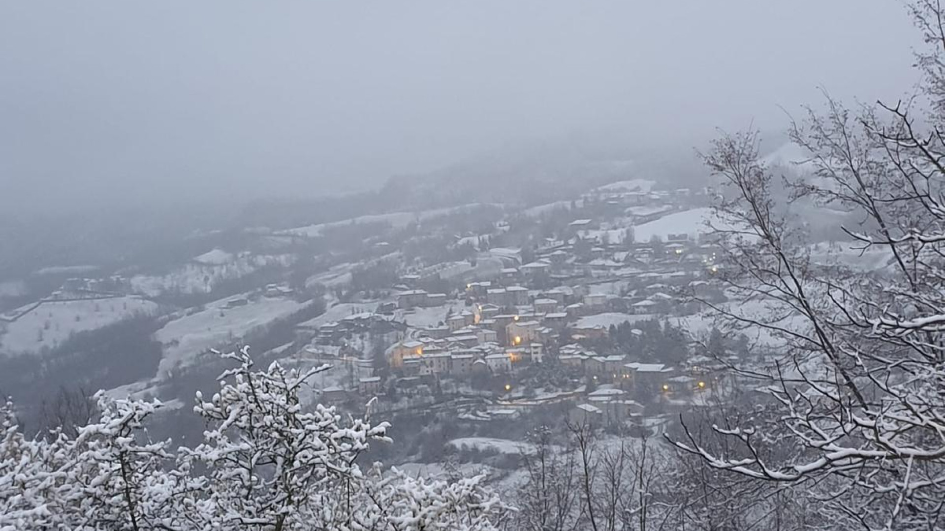 Vento e neve in montagna, allerta meteo a Natale. Pioggia in pianura