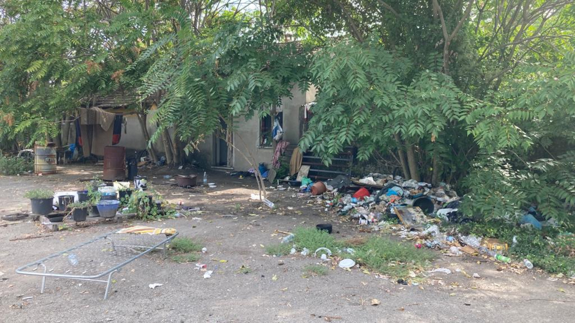 Coperte, bottiglie e materassi: ecco le case-tugurio in via Colombo