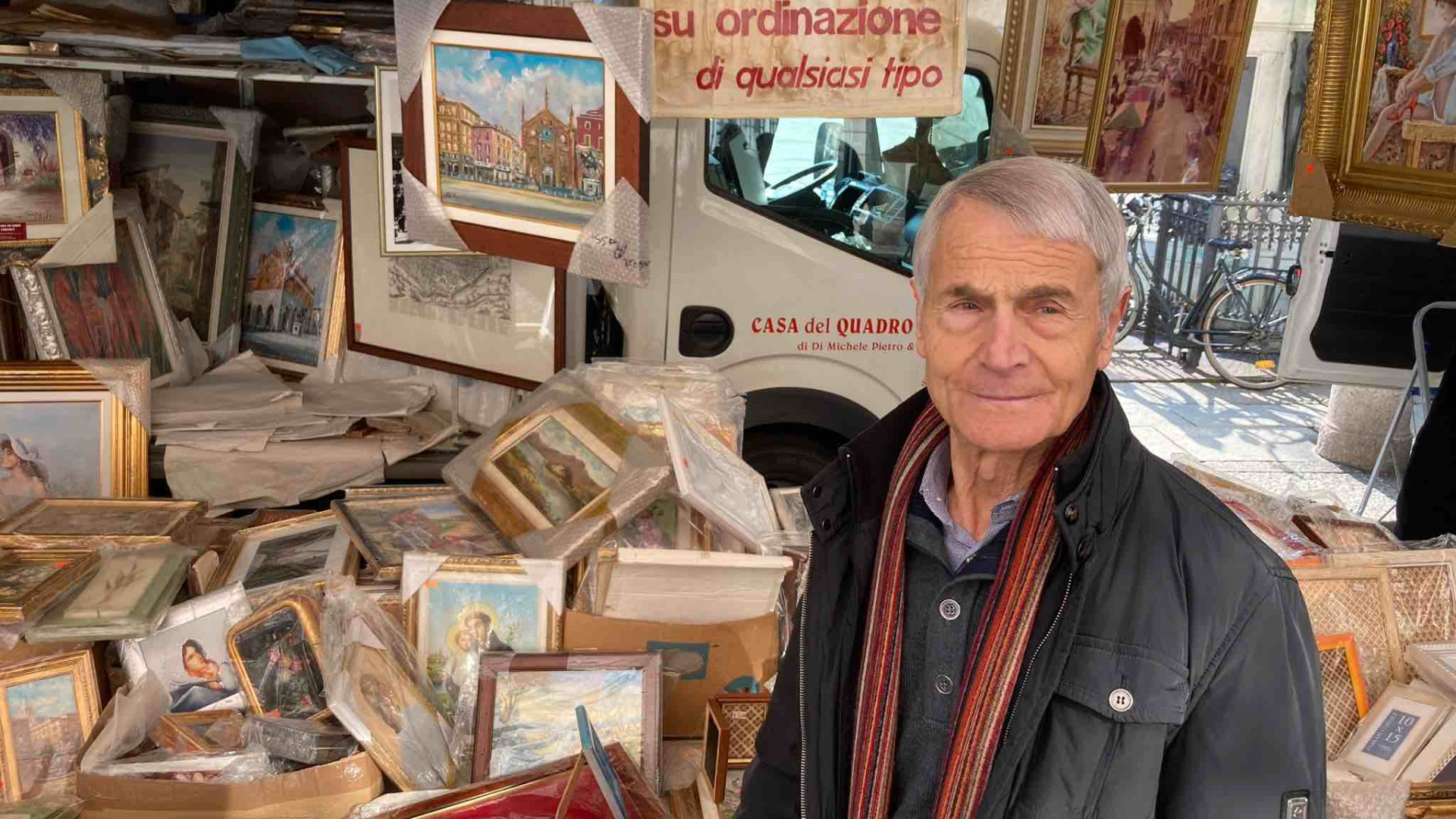 Dopo 50 anni l'ambulante delle cornici lascia piazza Cavalli: "Amo questo lavoro"