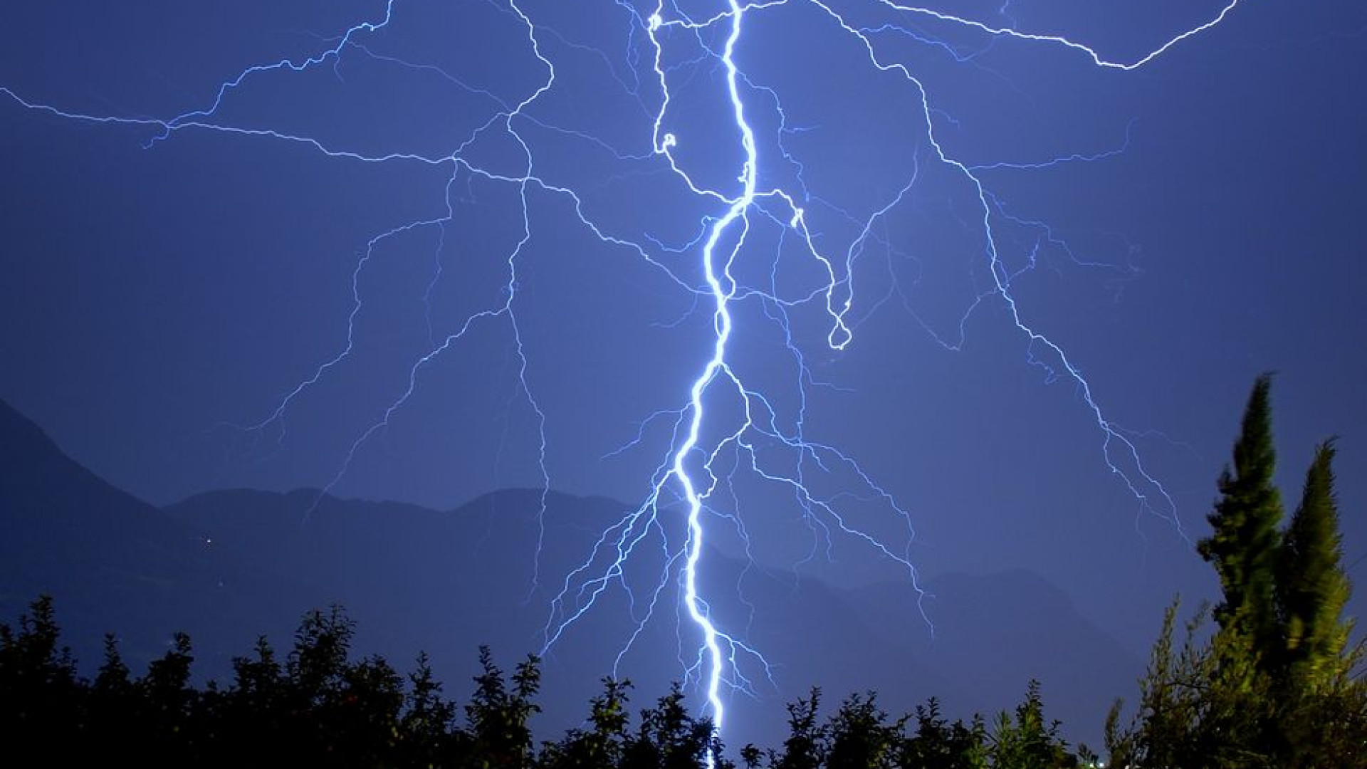 Temporali e fulmini, Fossadello senza luce. Martedi torna l'estate