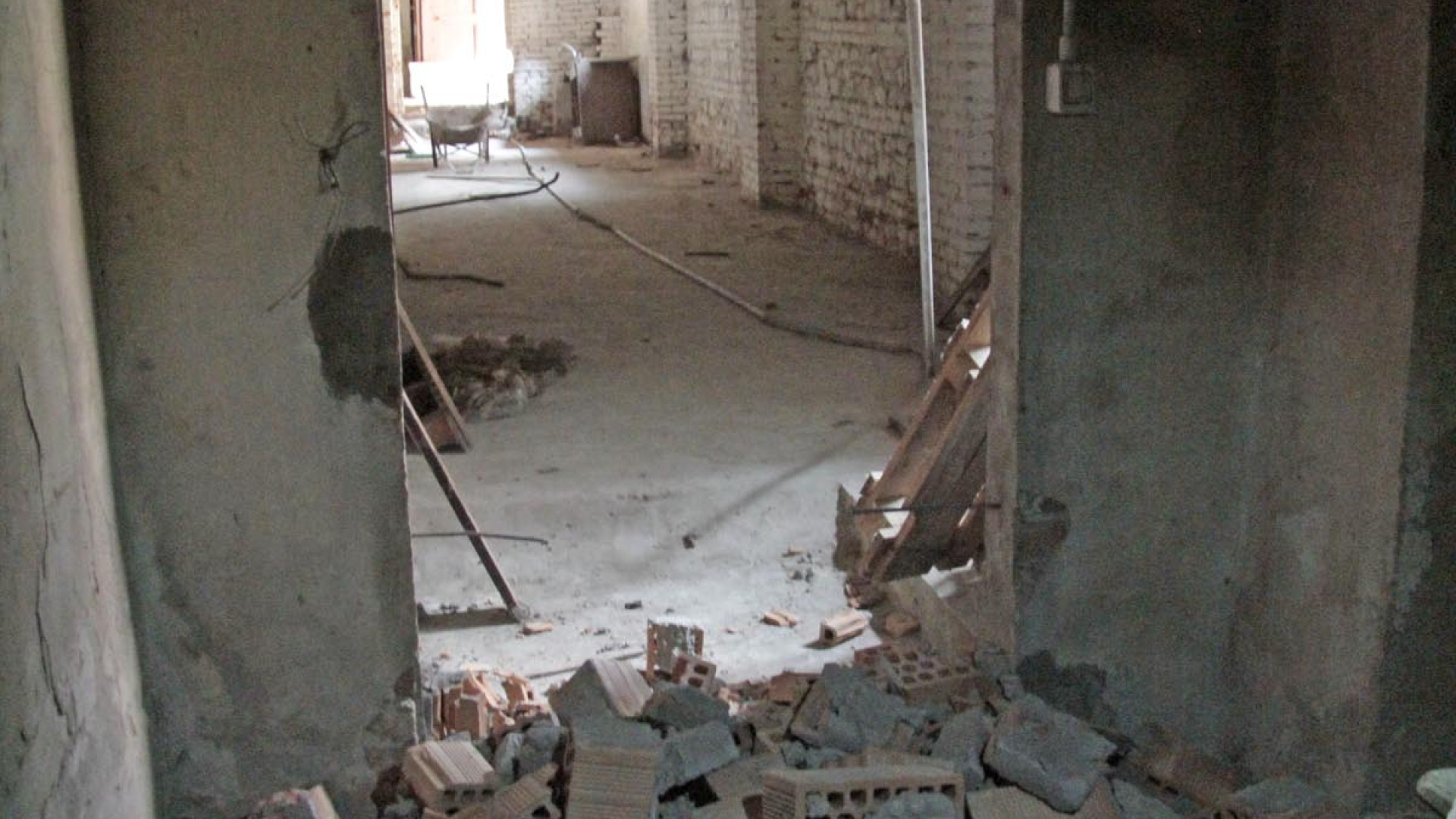 Porte sfondate con mazze e mattoni, assalto all'ex convento