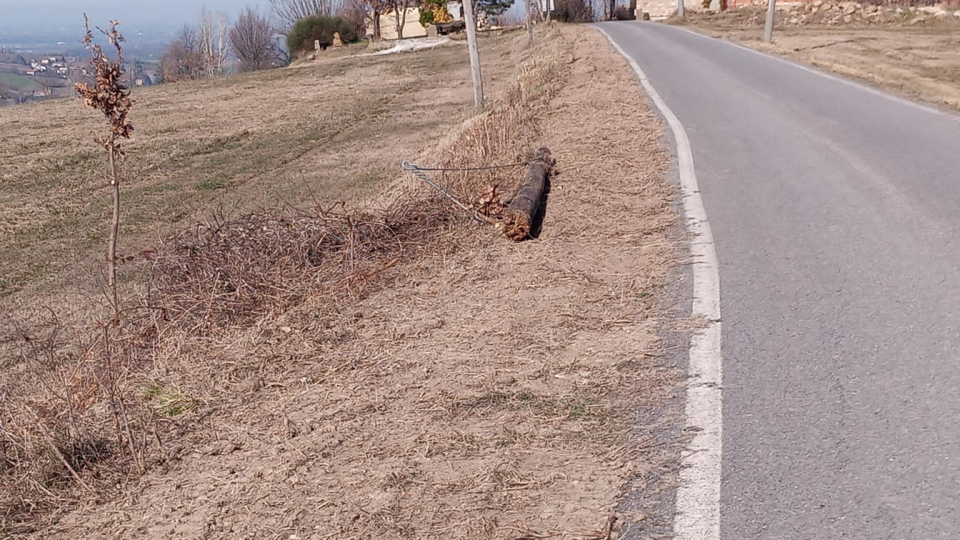 Tralicci piegati e cavi a terra a Momeliano, residenti: "Il paese sembra abbandonato"