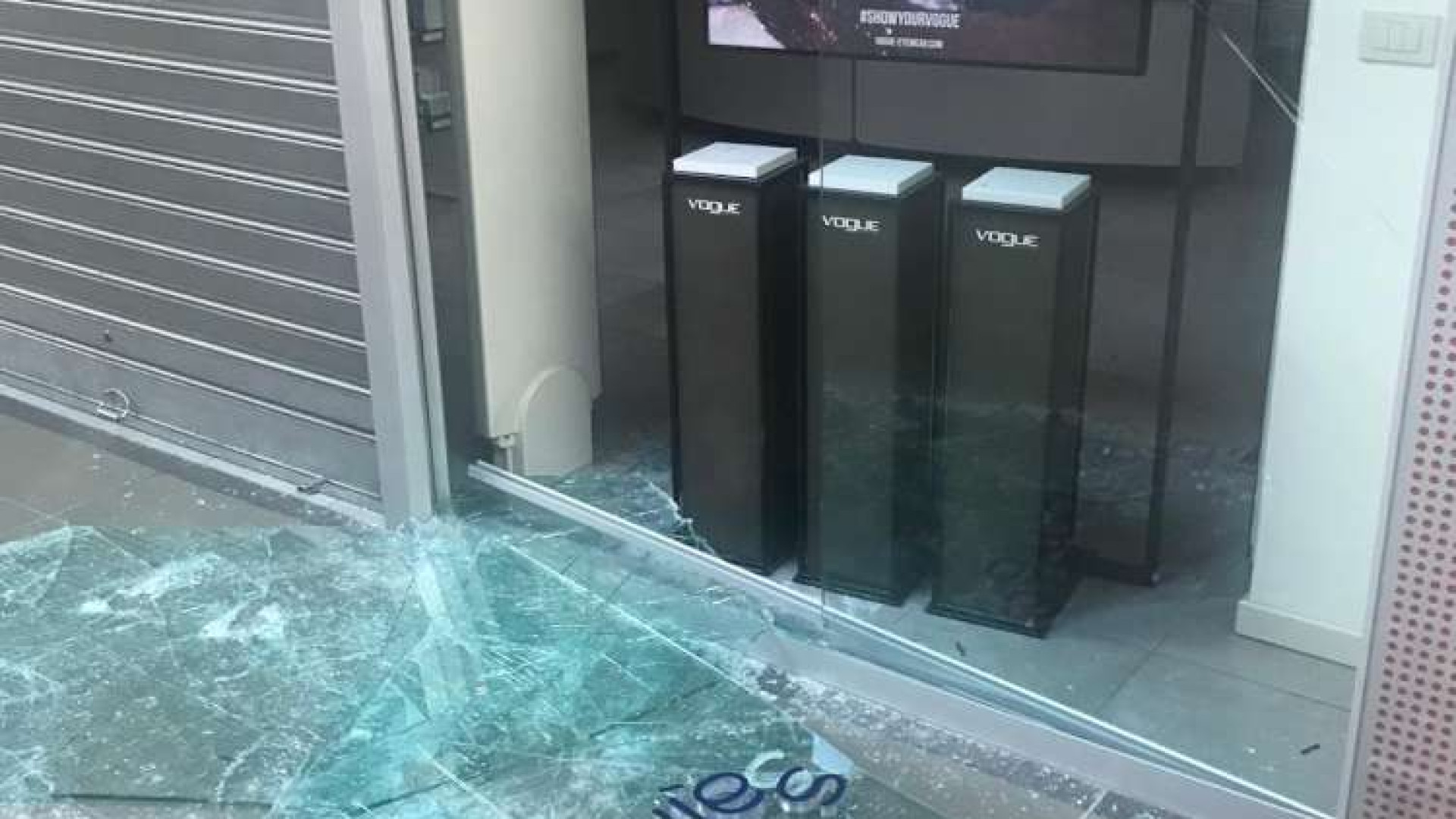 Spaccata, razzia e fuga: ingente furto di occhiali in un negozio di ottica