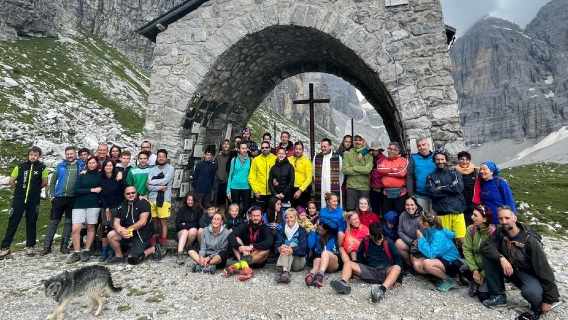 Cinquanta piacentini al rifugio per ricordare i ragazzi del Brentei con una messa