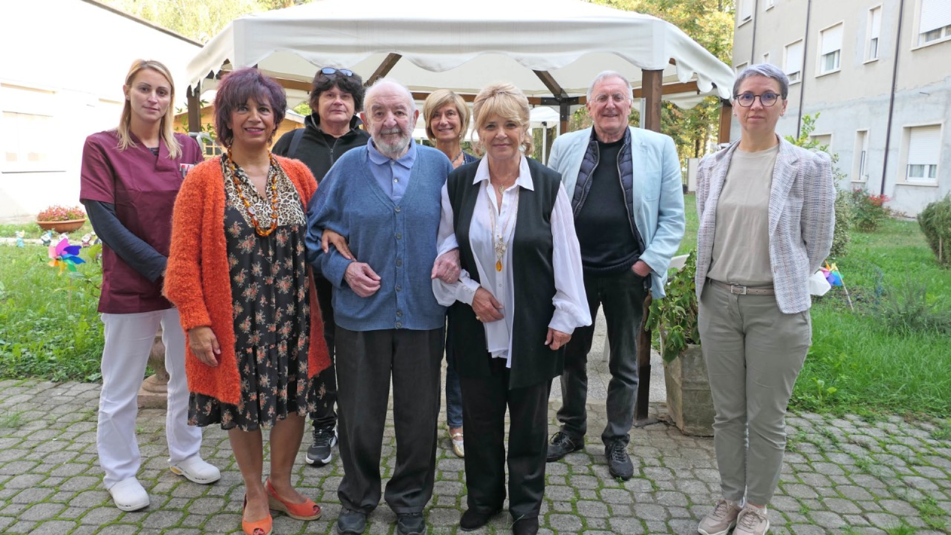 La scrittrice Laura Ephrikian incontra un amico del padre nella casa di riposo