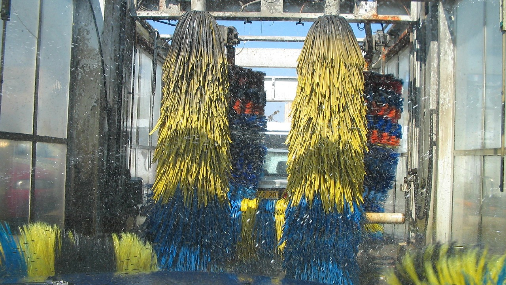 La quarantena non ferma i "maniaci" dell'auto: sei denunciati al car-wash