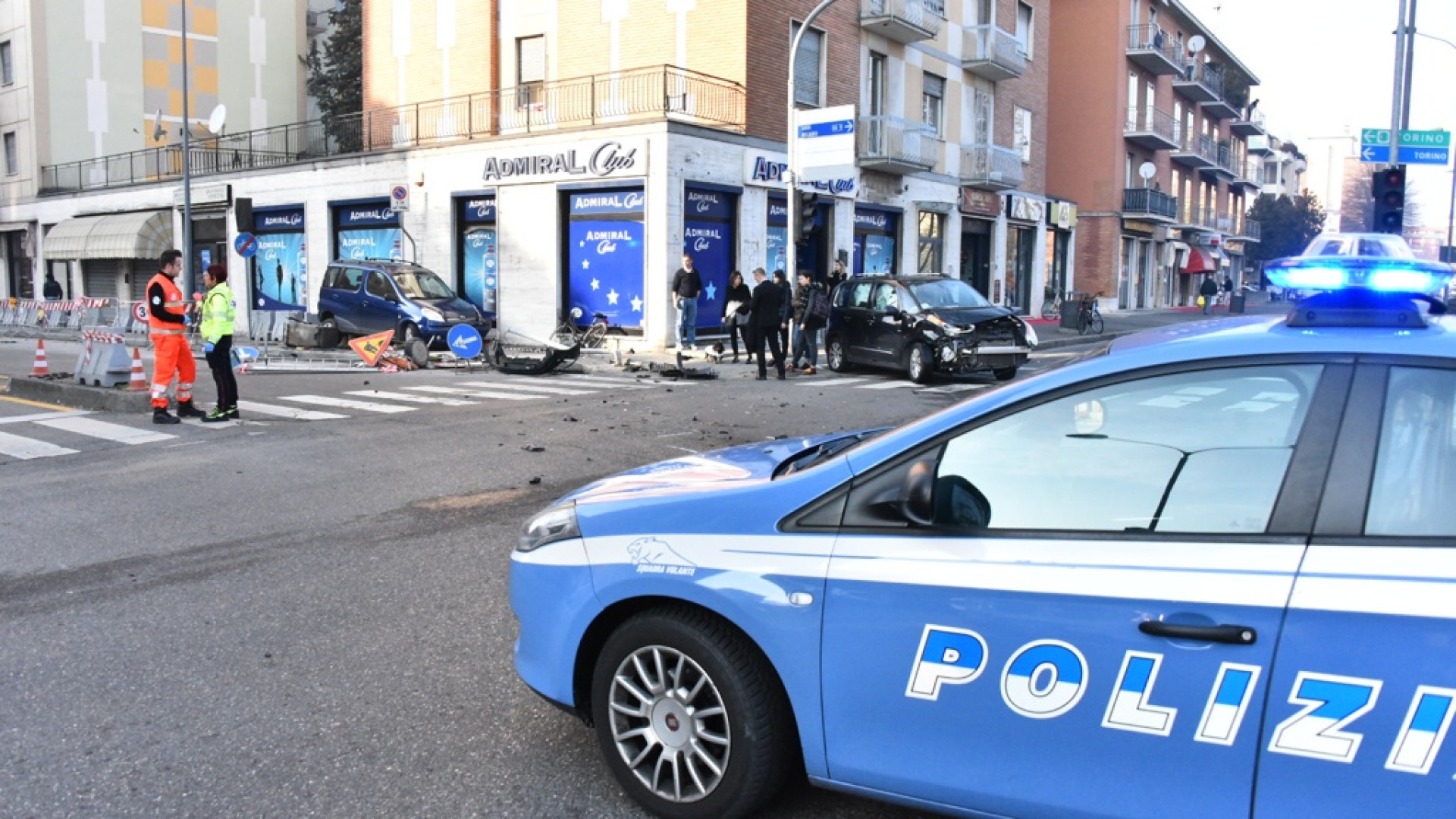 Inseguito, imbocca viale Dante contromano e provoca un incidente