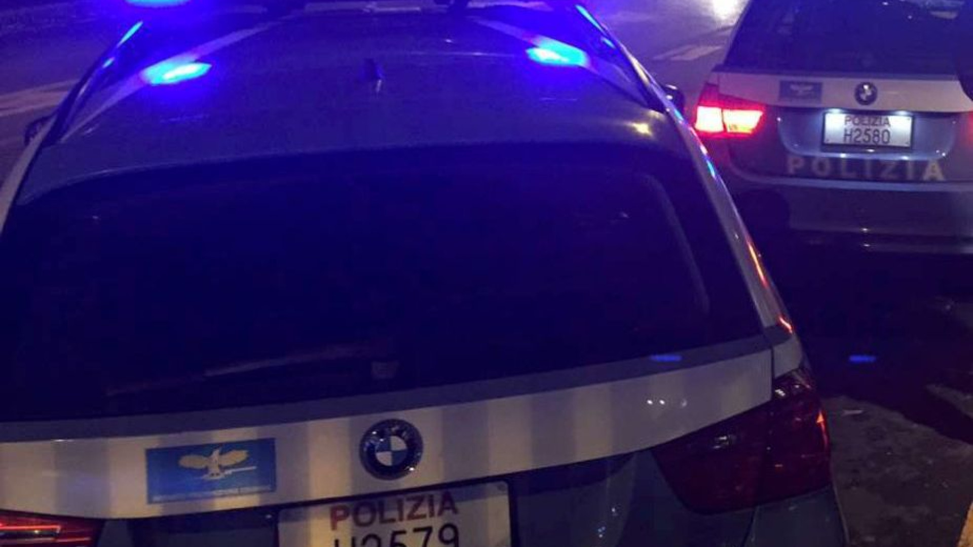 Agenti intervengono per sedare una lite in famiglia, aggrediti. Un arresto