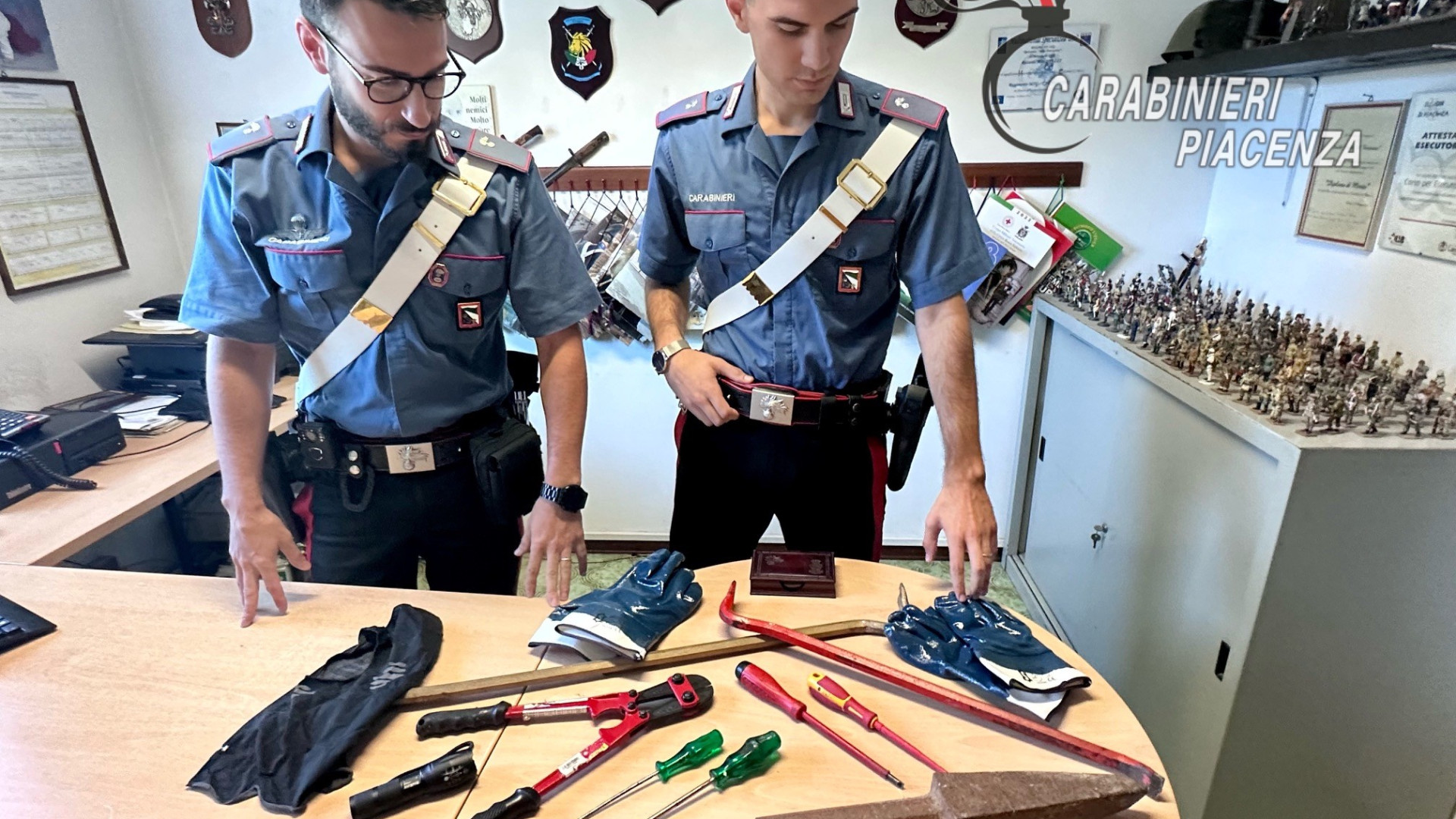 Attrezzati per commettere furti: carabinieri fermano tre giovani ad Ancarano